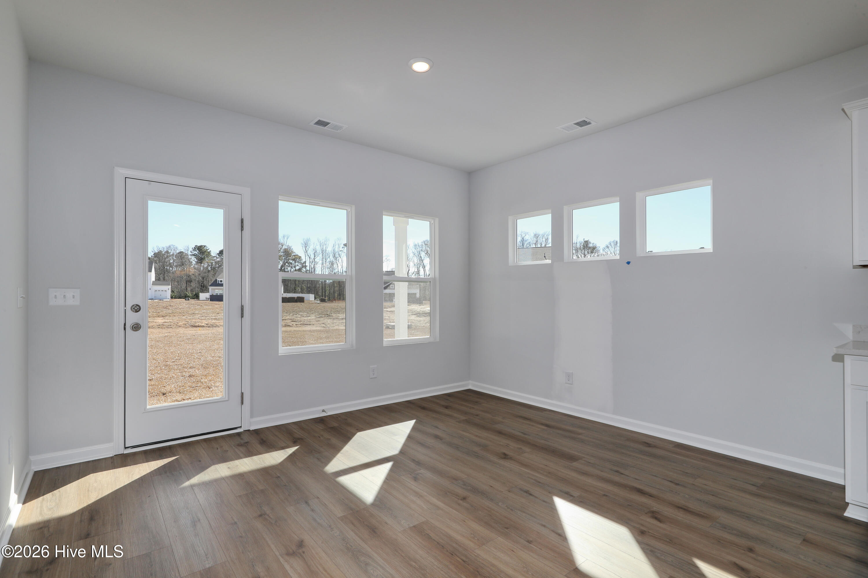 100520323 | Photo 16