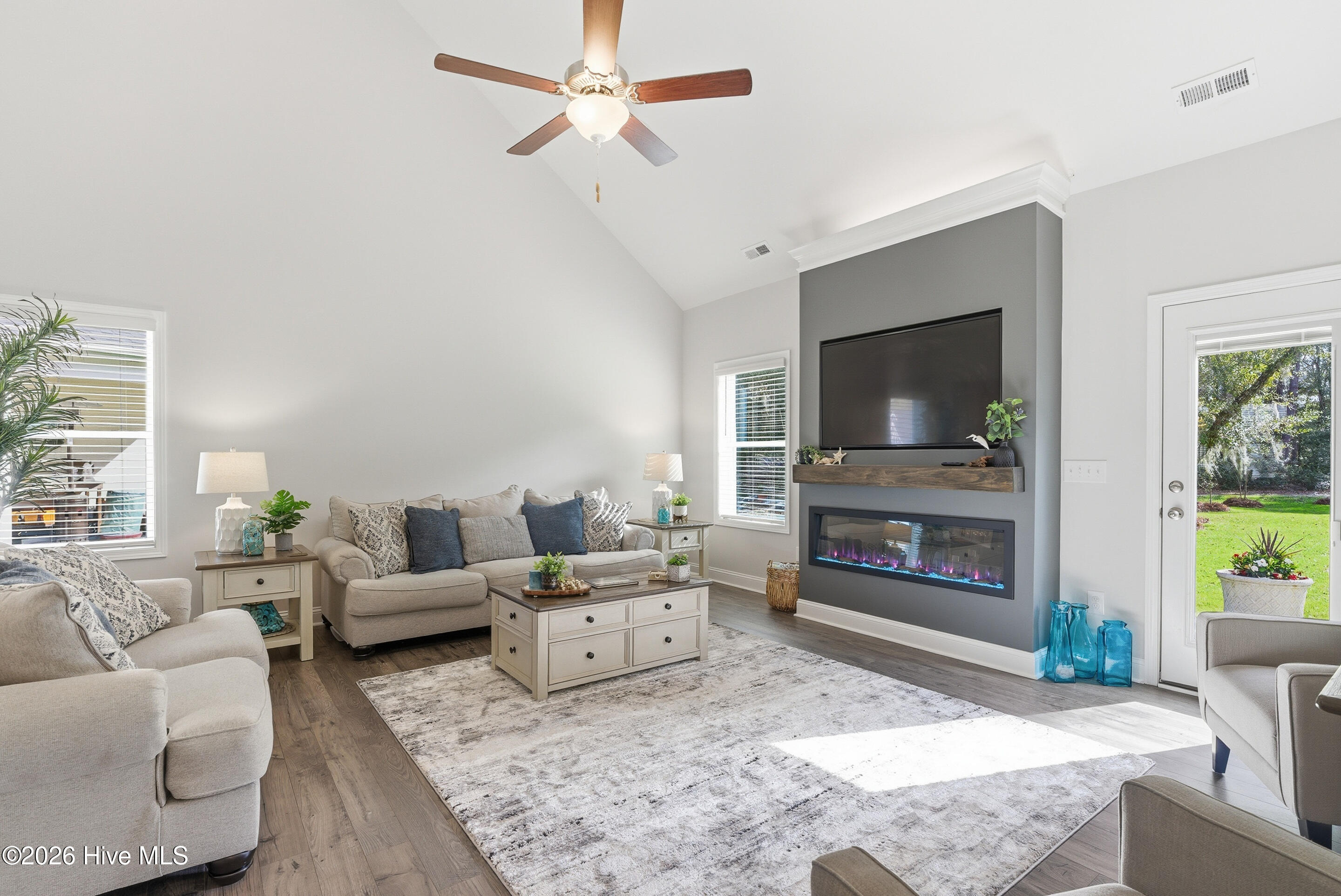 100562920 | Photo 11