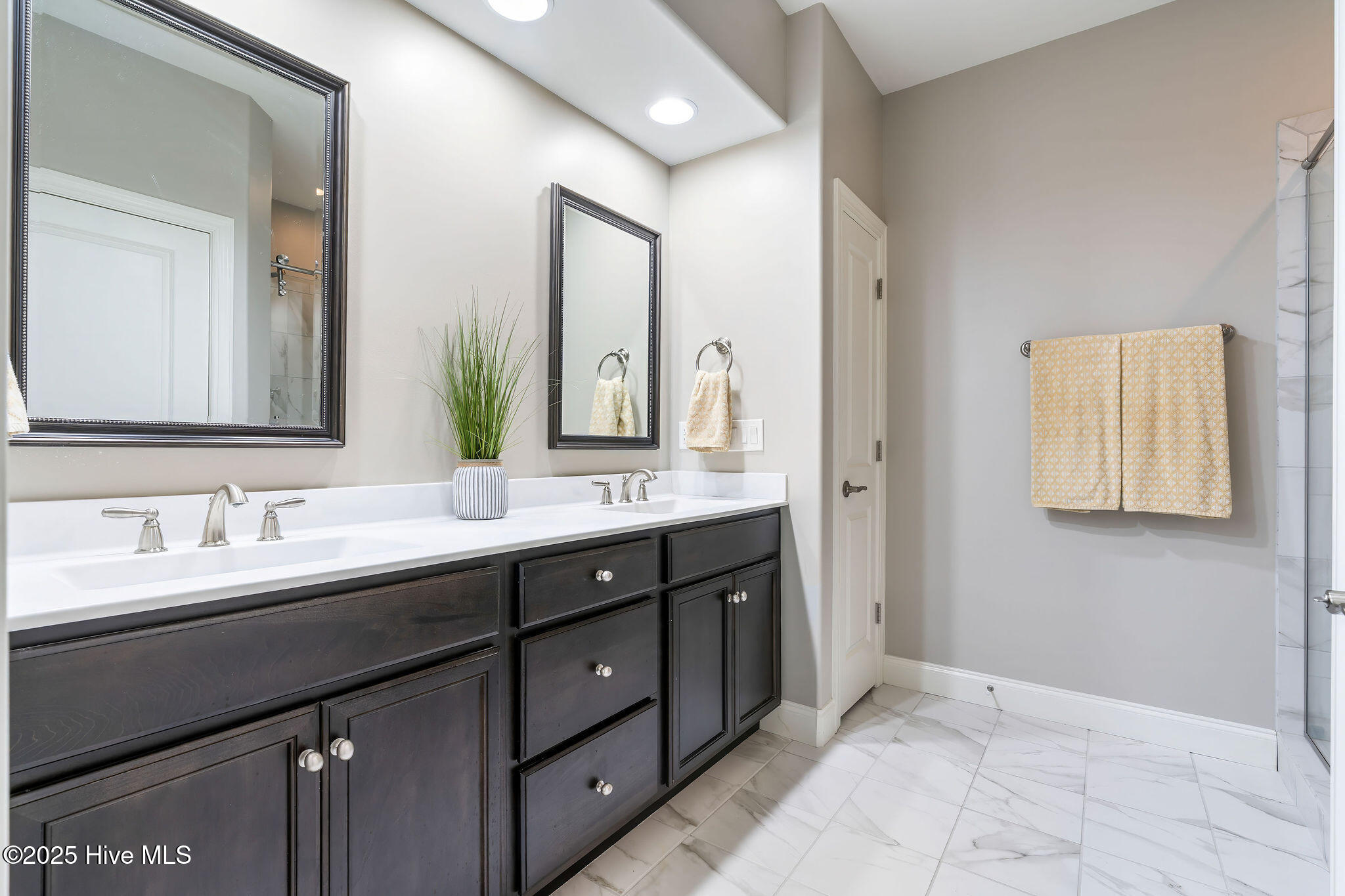 100542604 | Photo 35