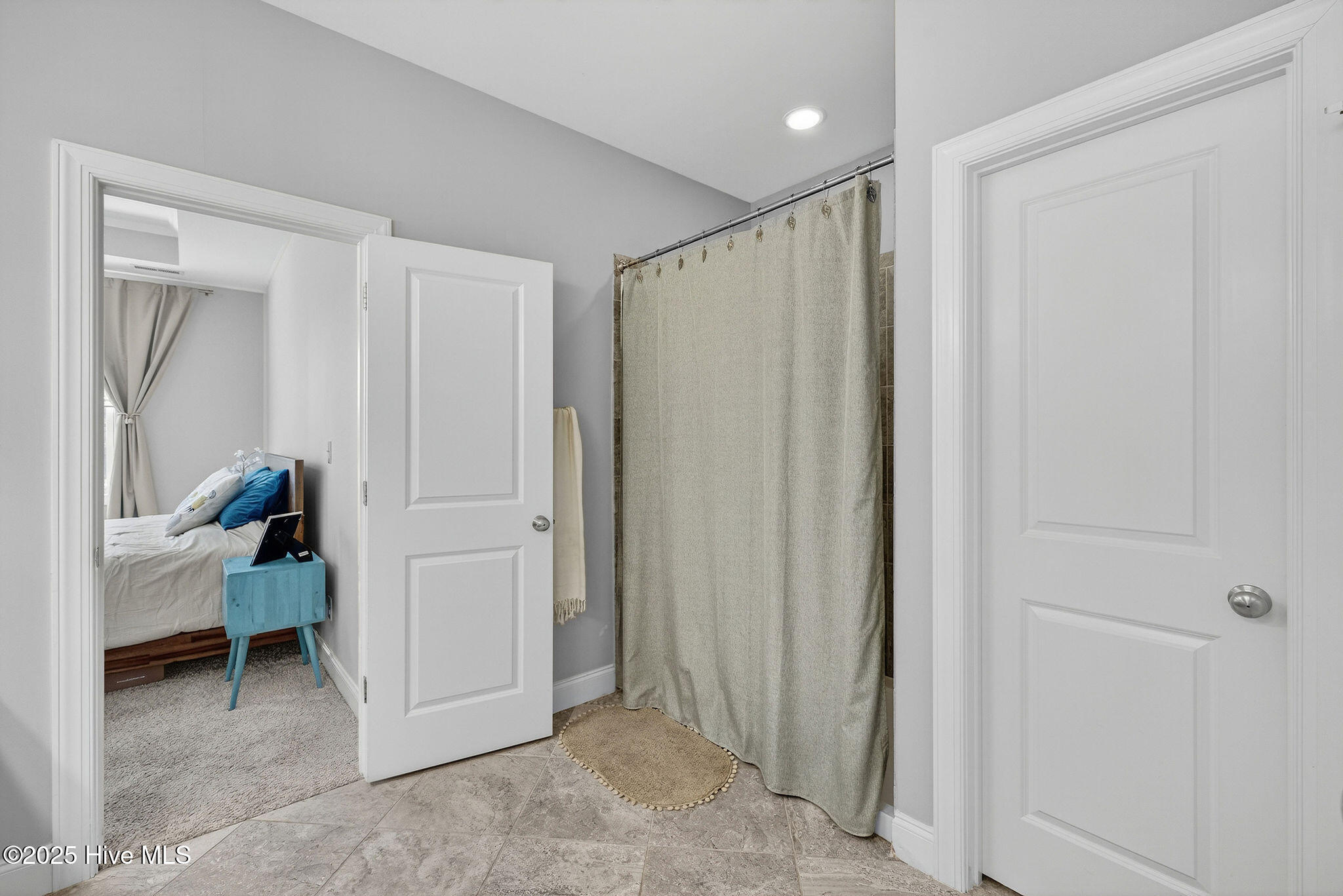 100541825 | Photo 25