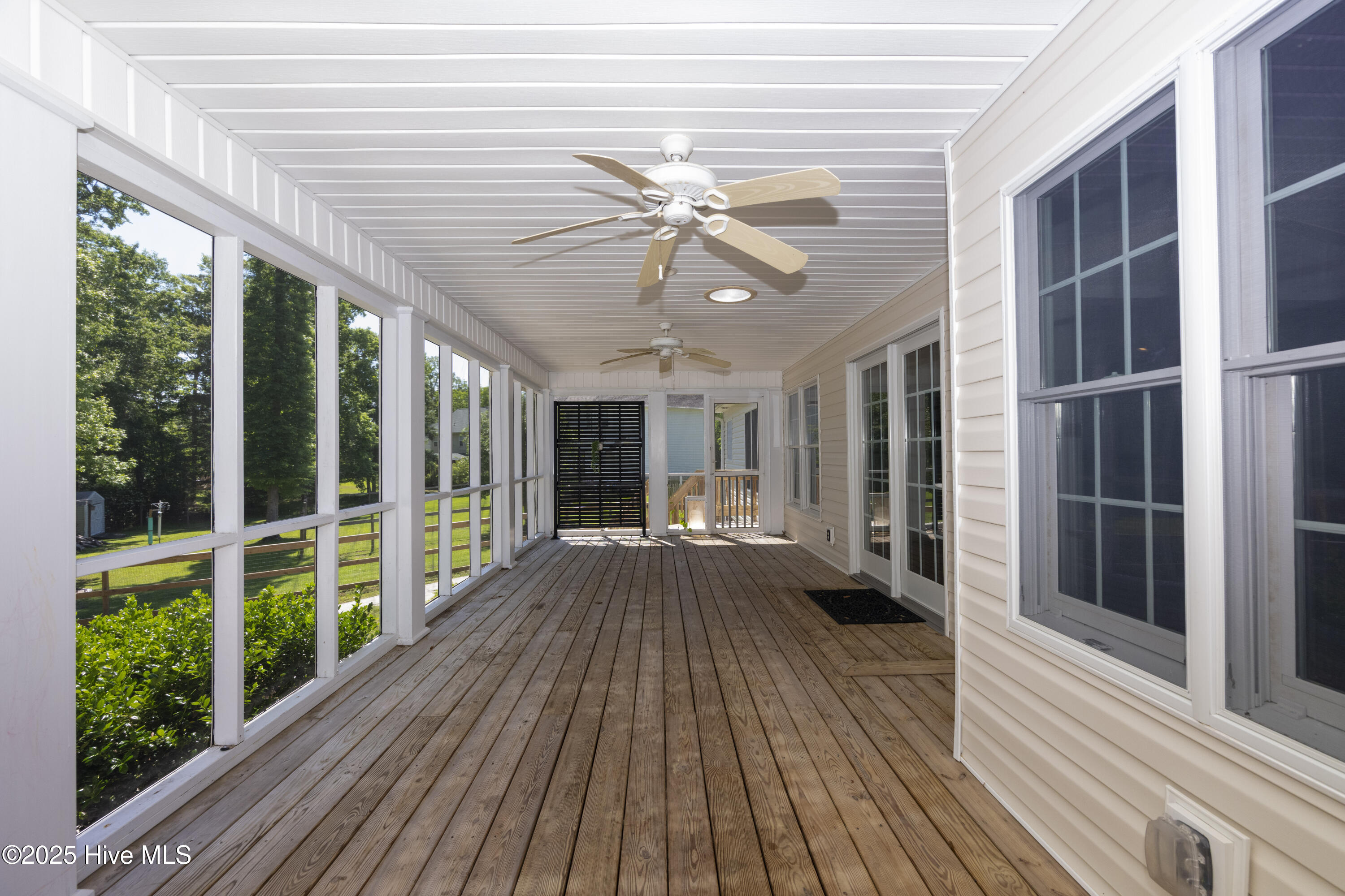 100543665 | Photo 36