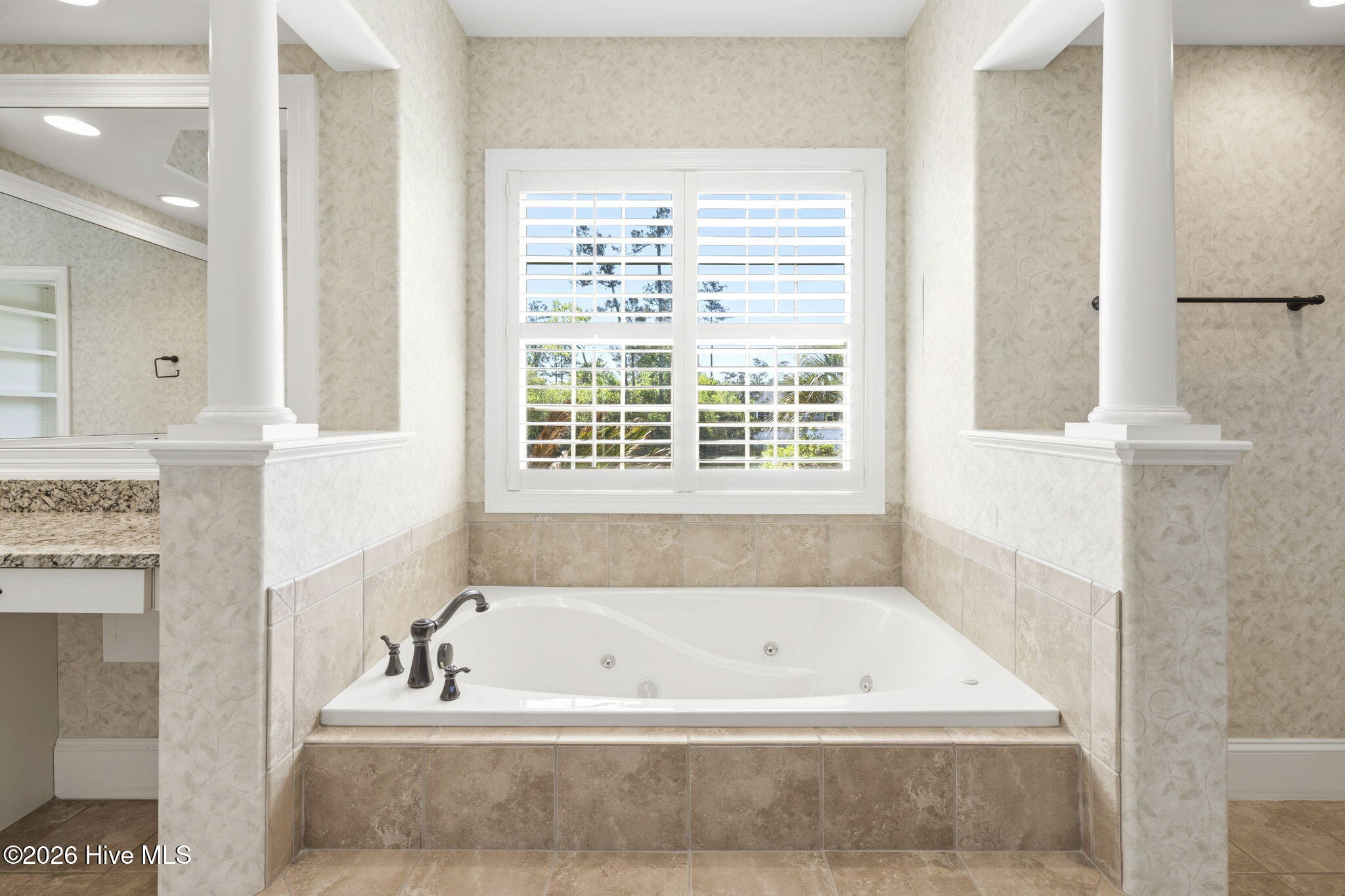 100568183 | Photo 69