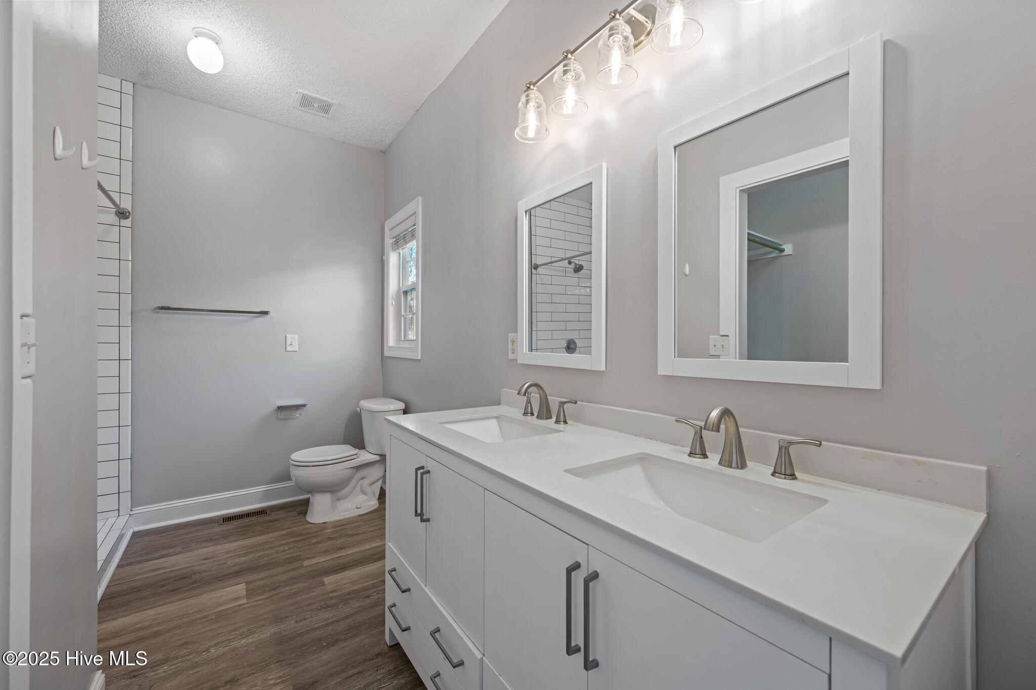 100542743 | Photo 23