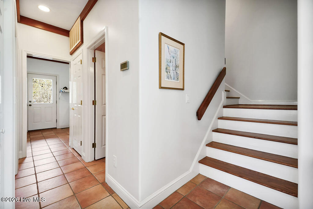 100564190 | Photo 25