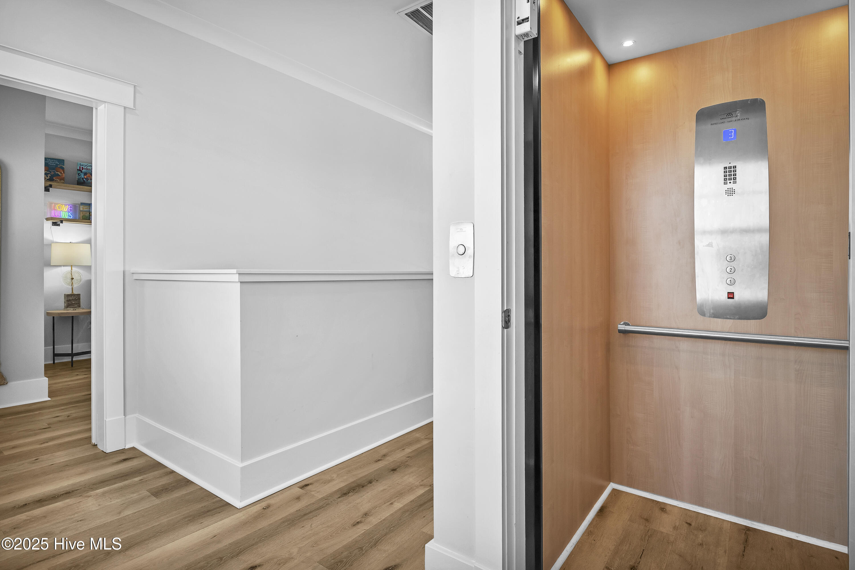 100540464 | Photo 63