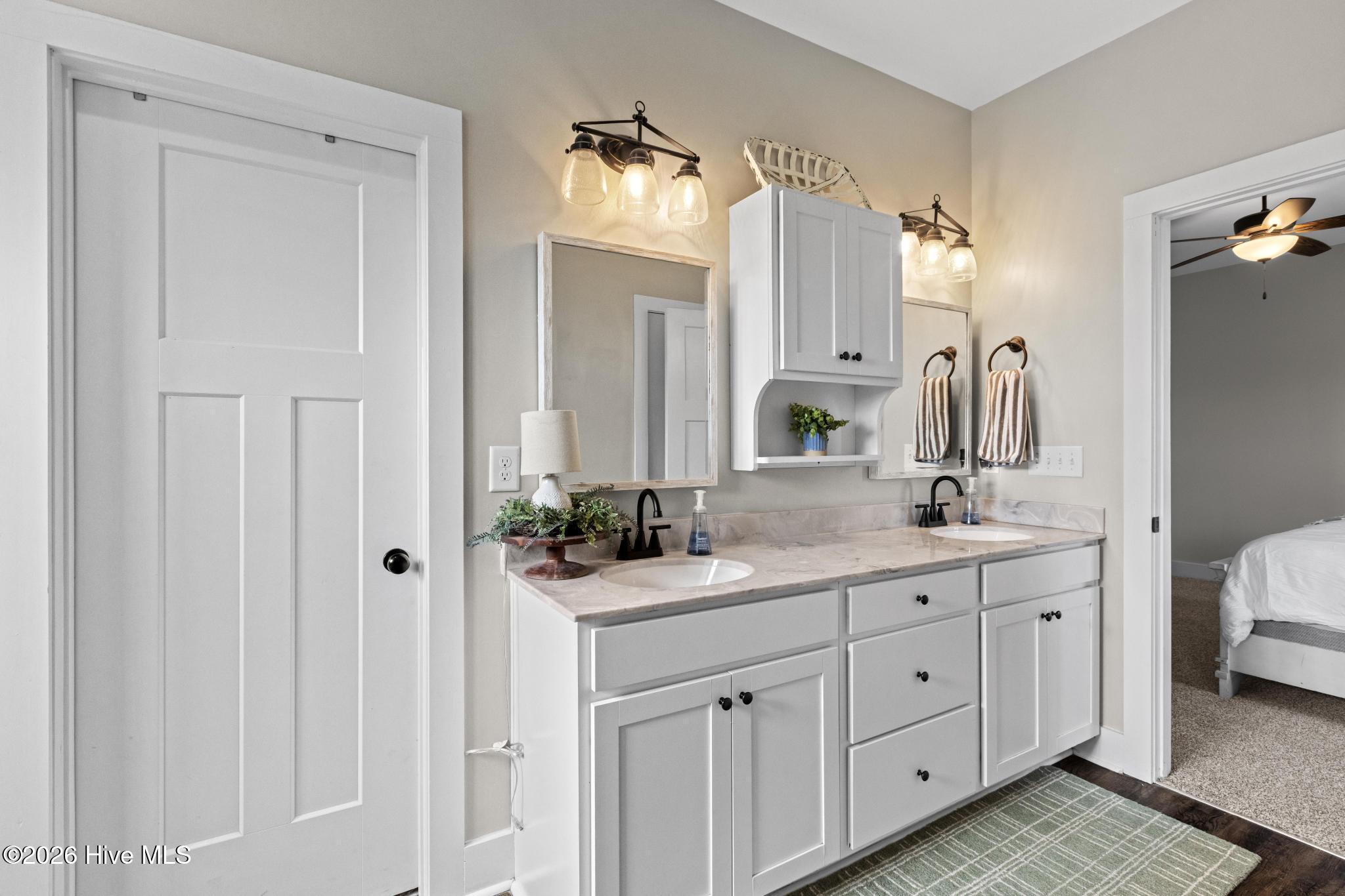 100559843 | Photo 27