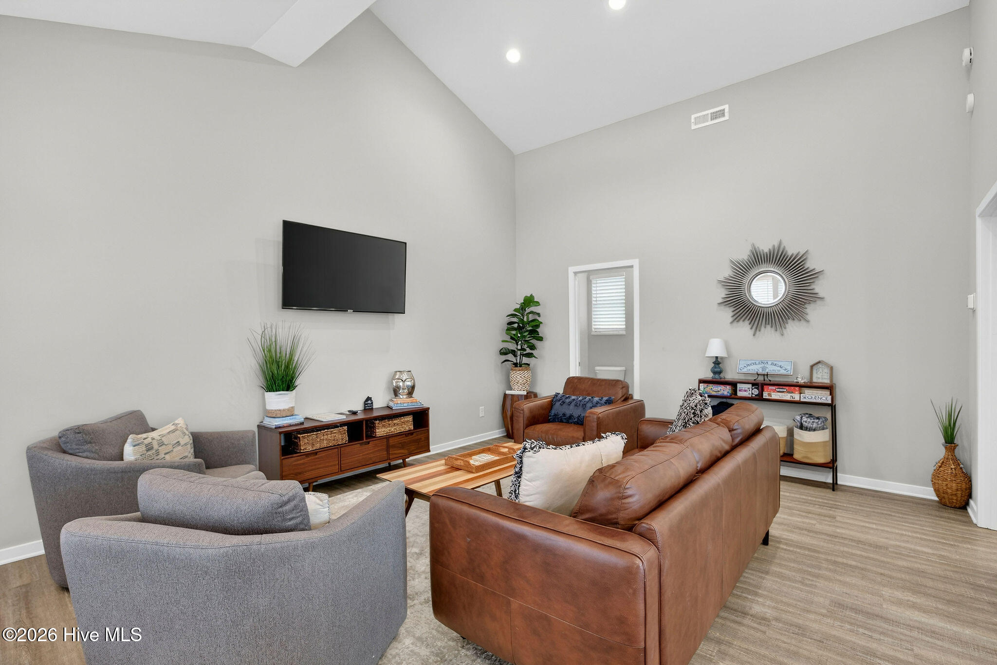 100551628 | Photo 12