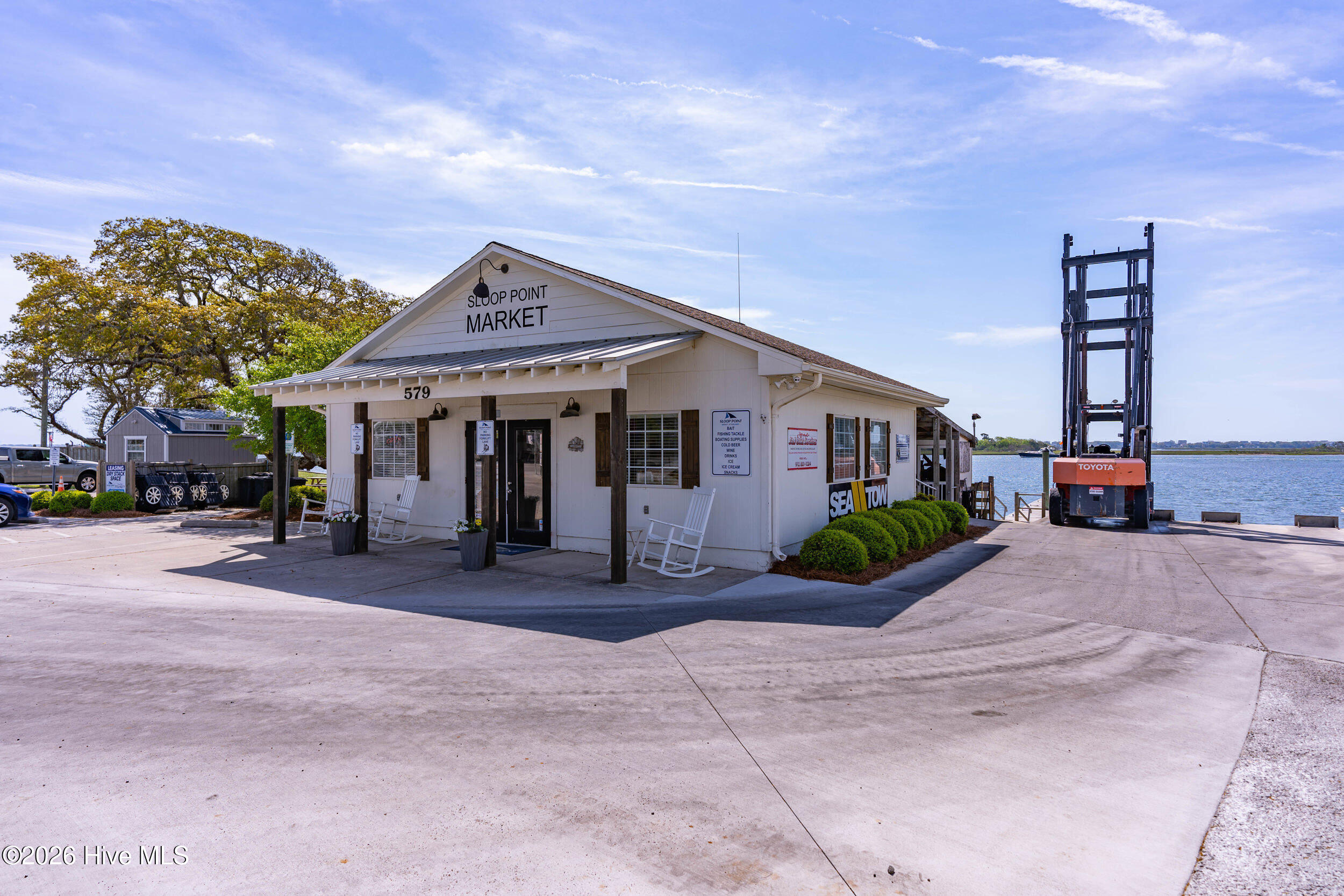 100561337 | Photo 42