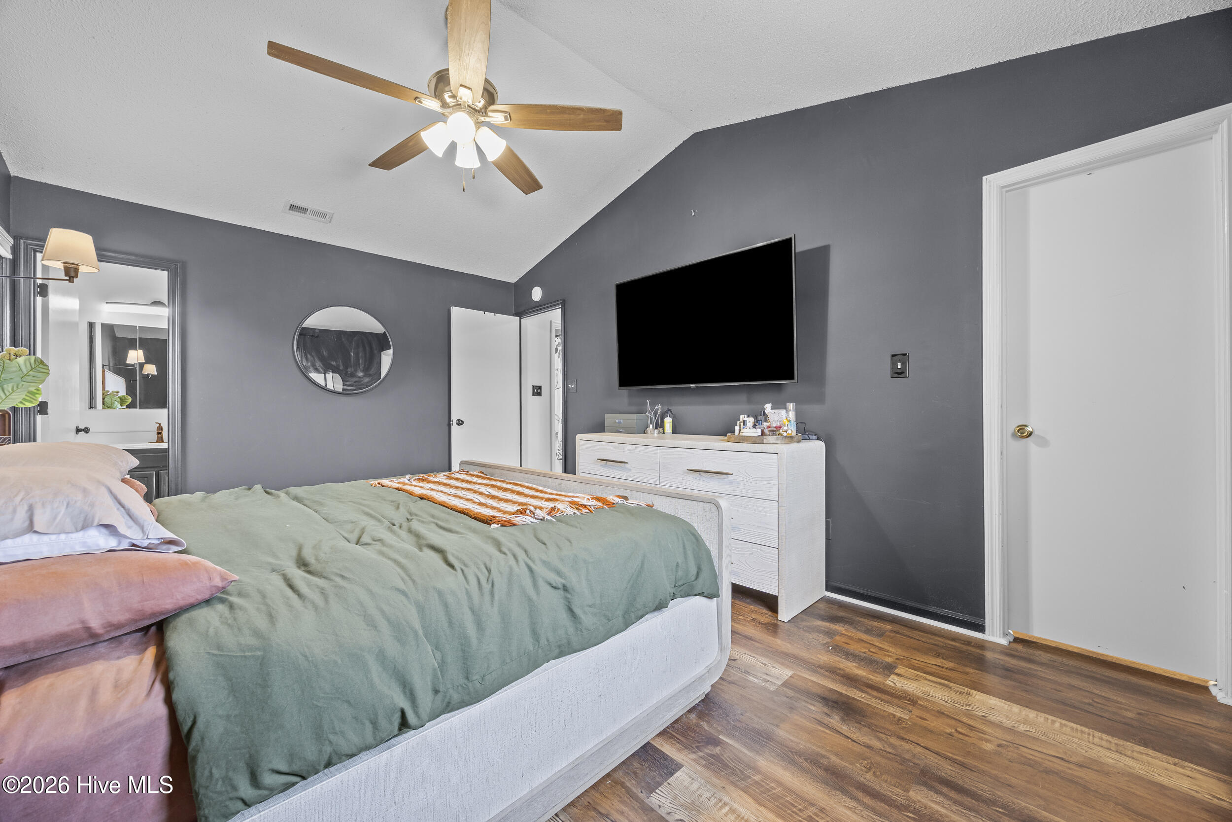 100560649 | Photo 32