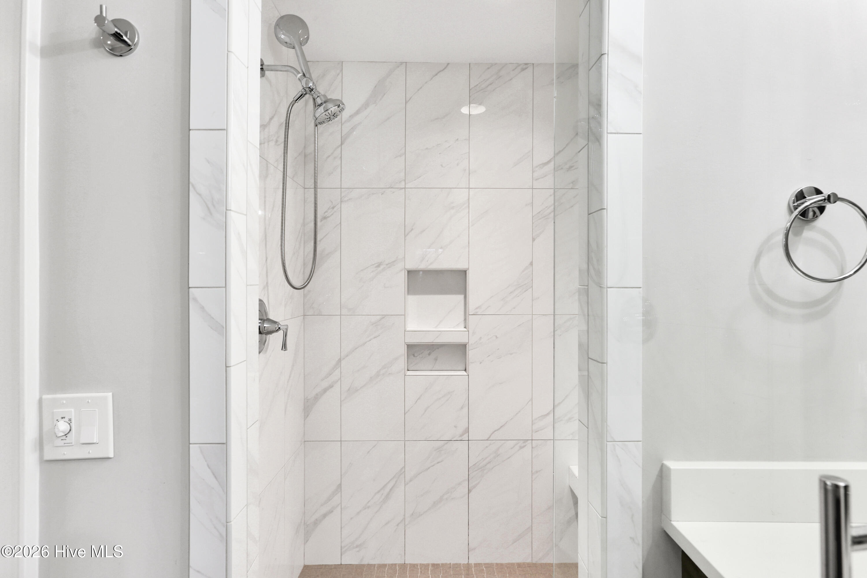 100565189 | Photo 27