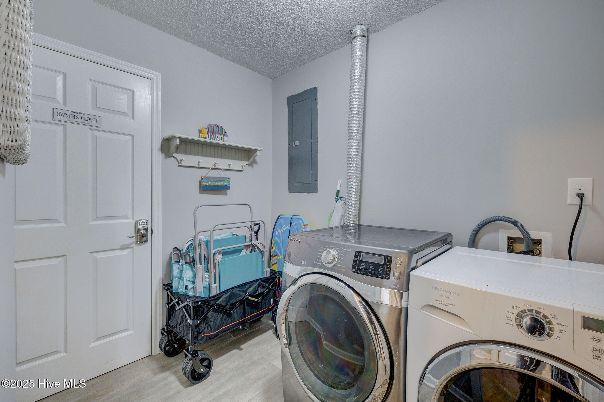 100526361 | Photo 11