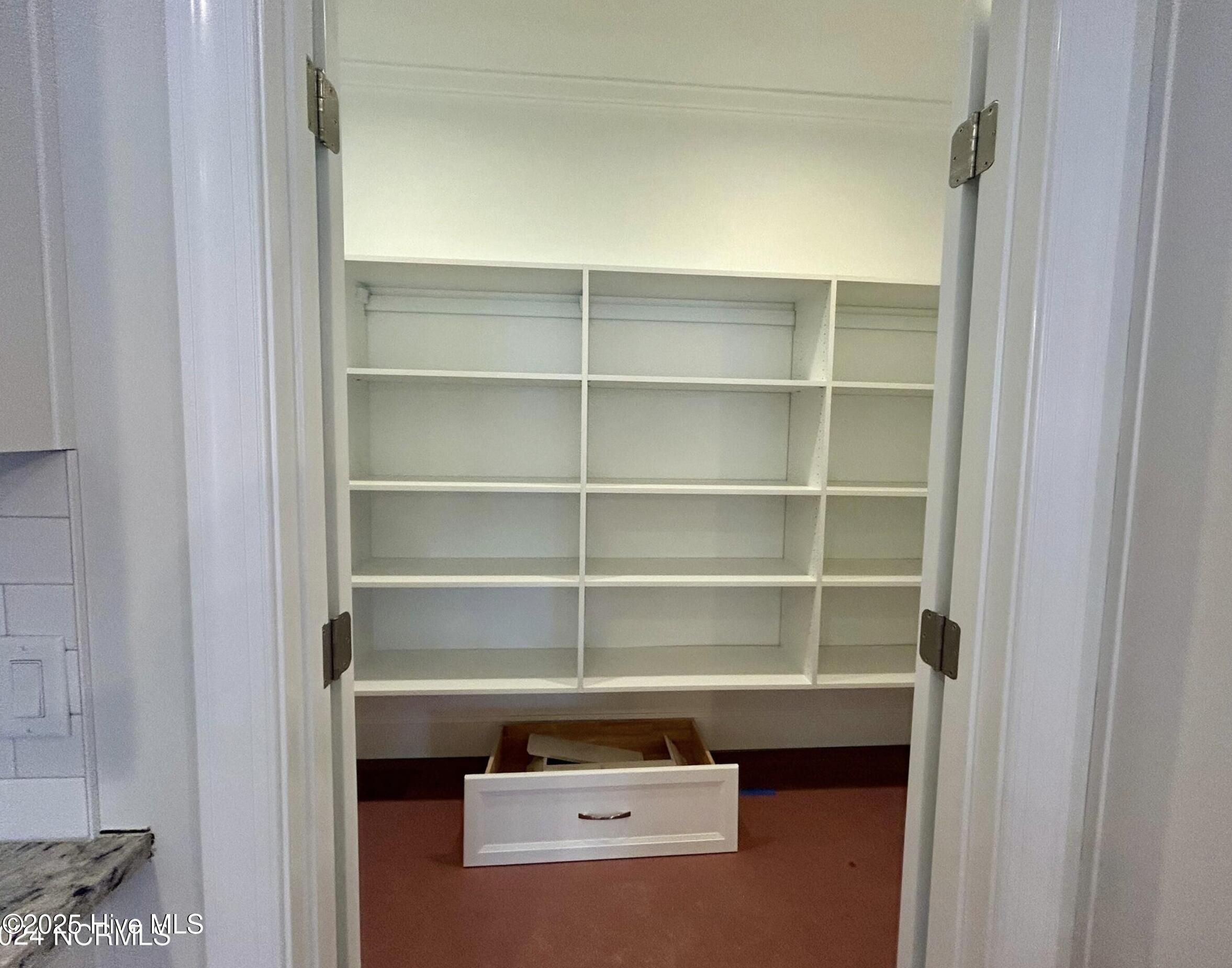 100521701 | Photo 11