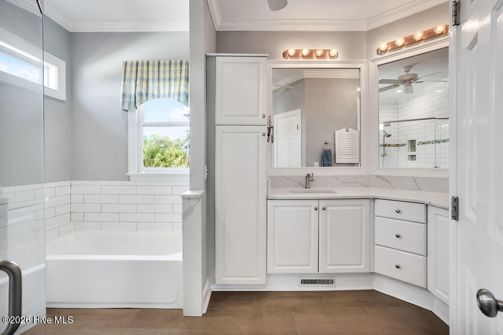 100563710 | Photo 44