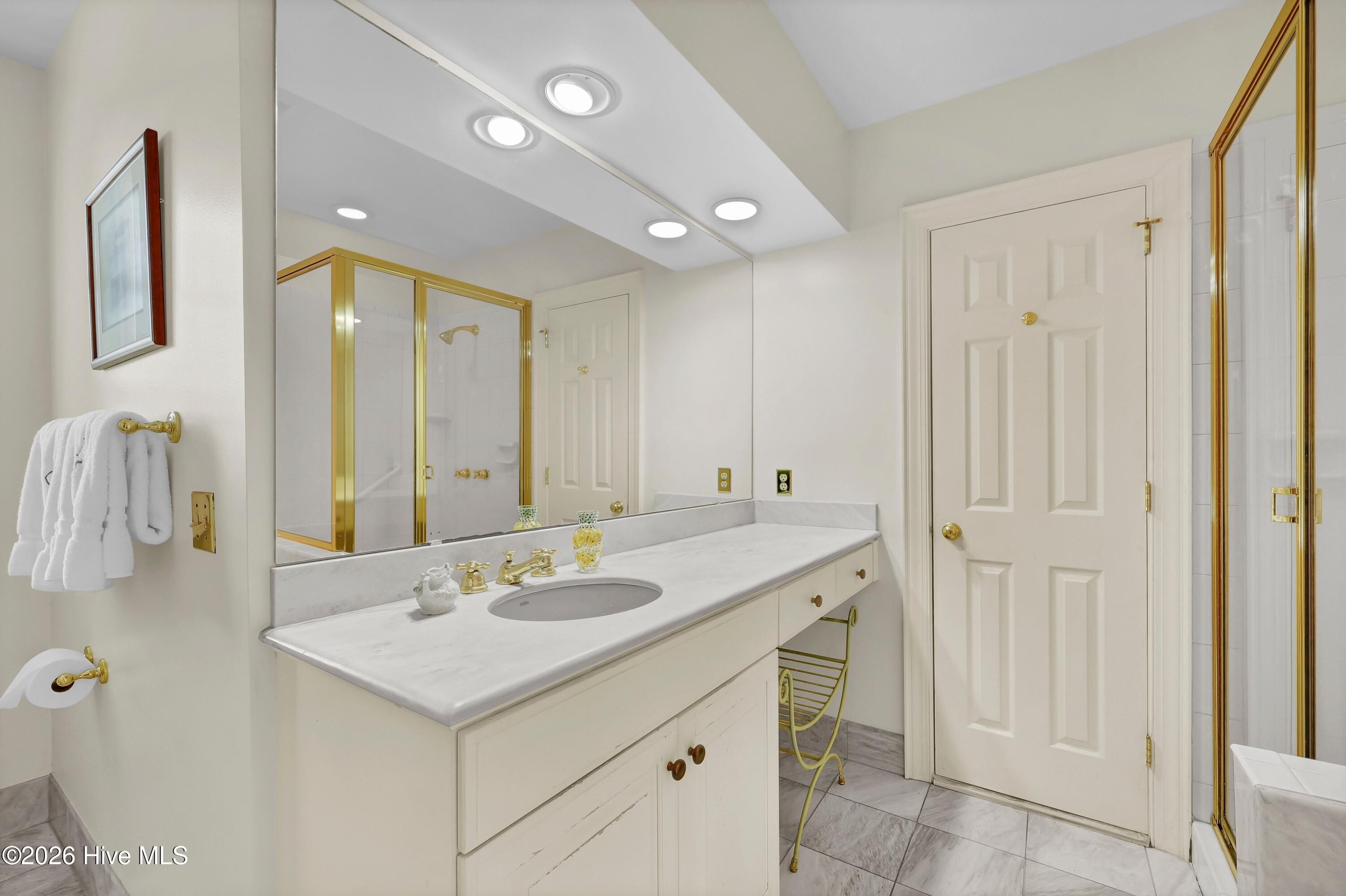 100567491 | Photo 33