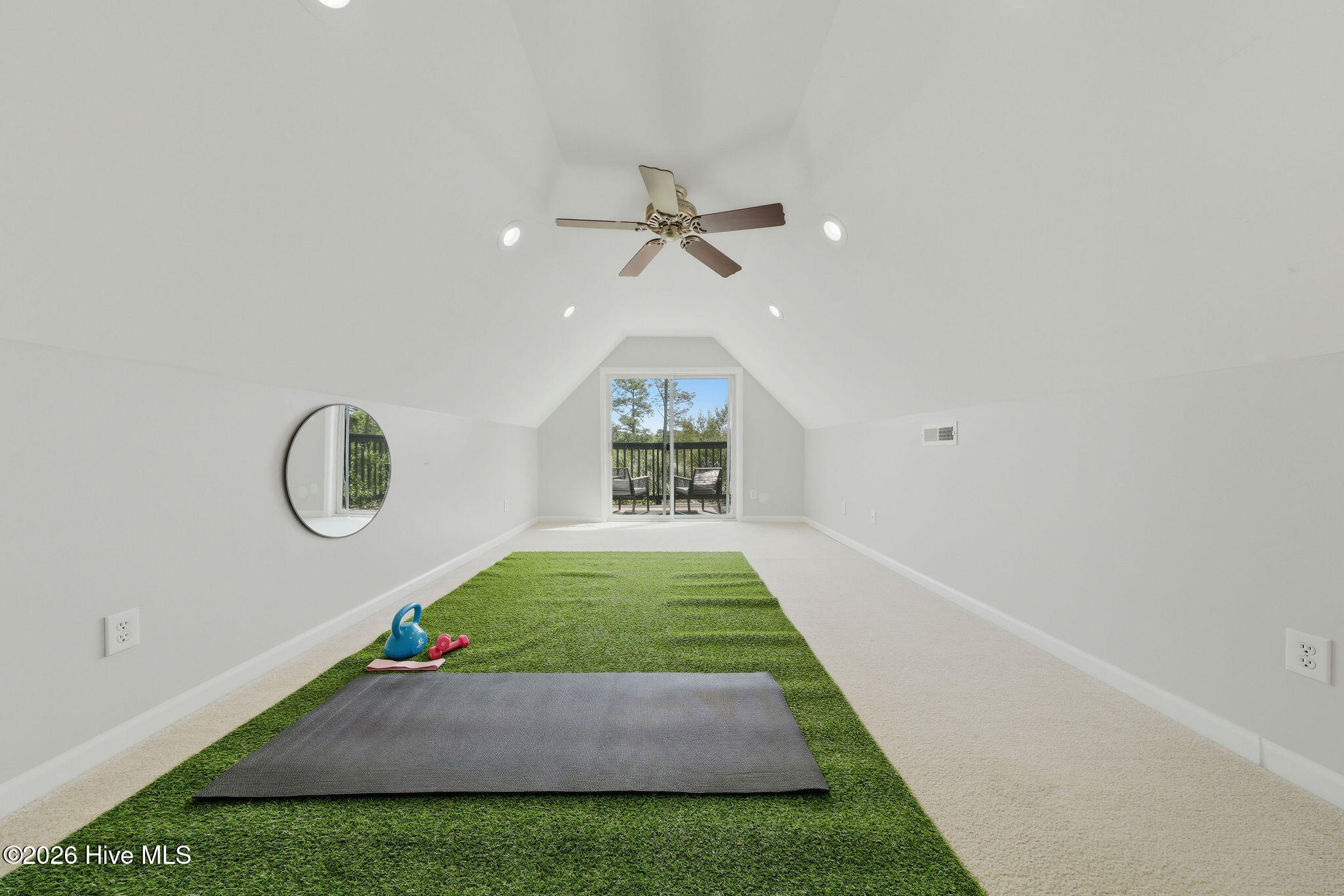 100565537 | Photo 89