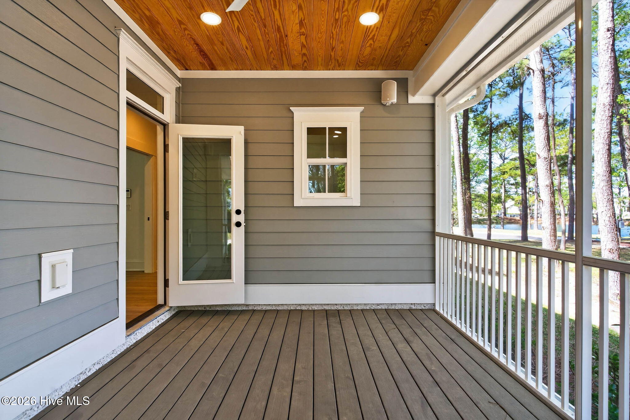 100531409 | Photo 24