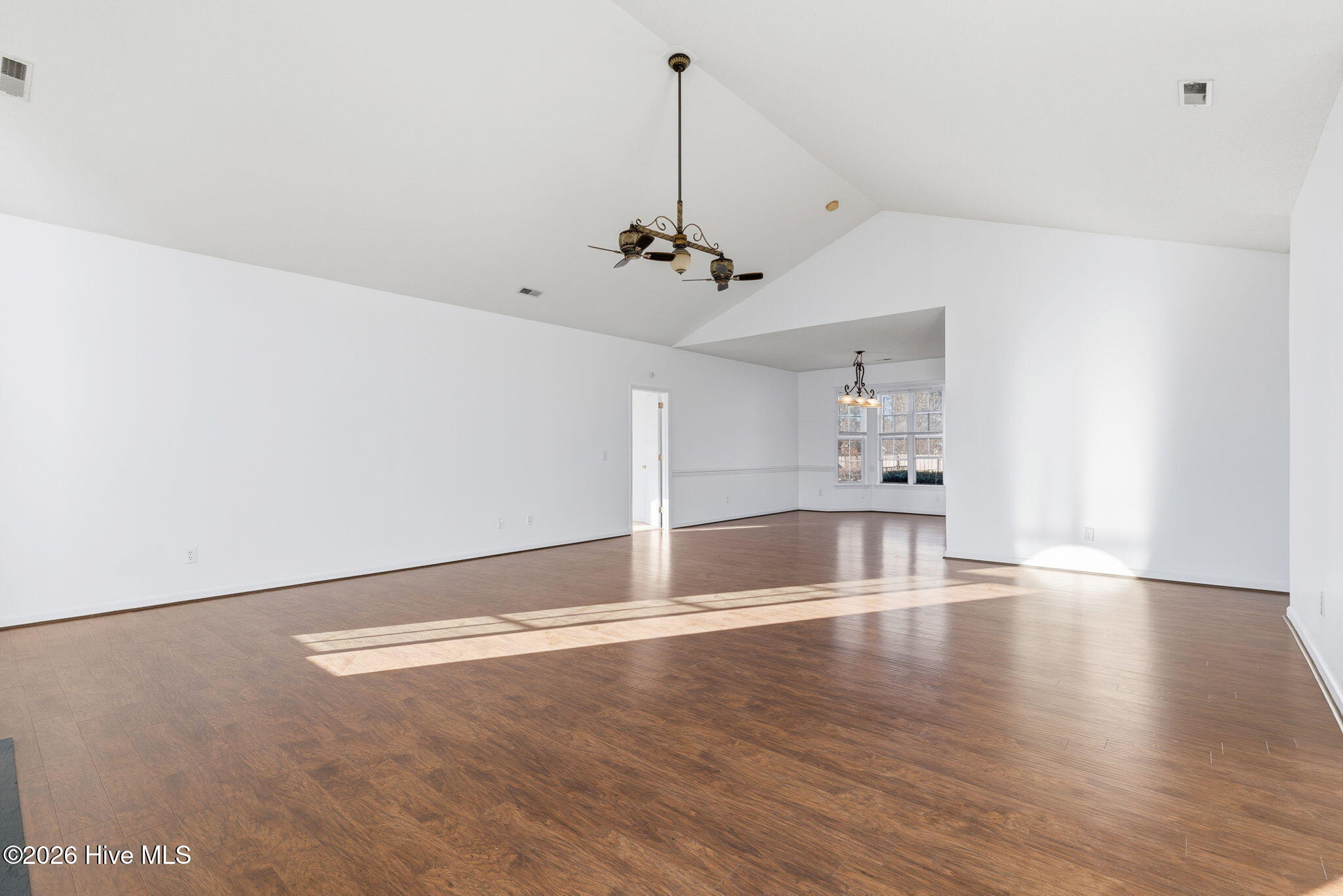 100548117 | Photo 14