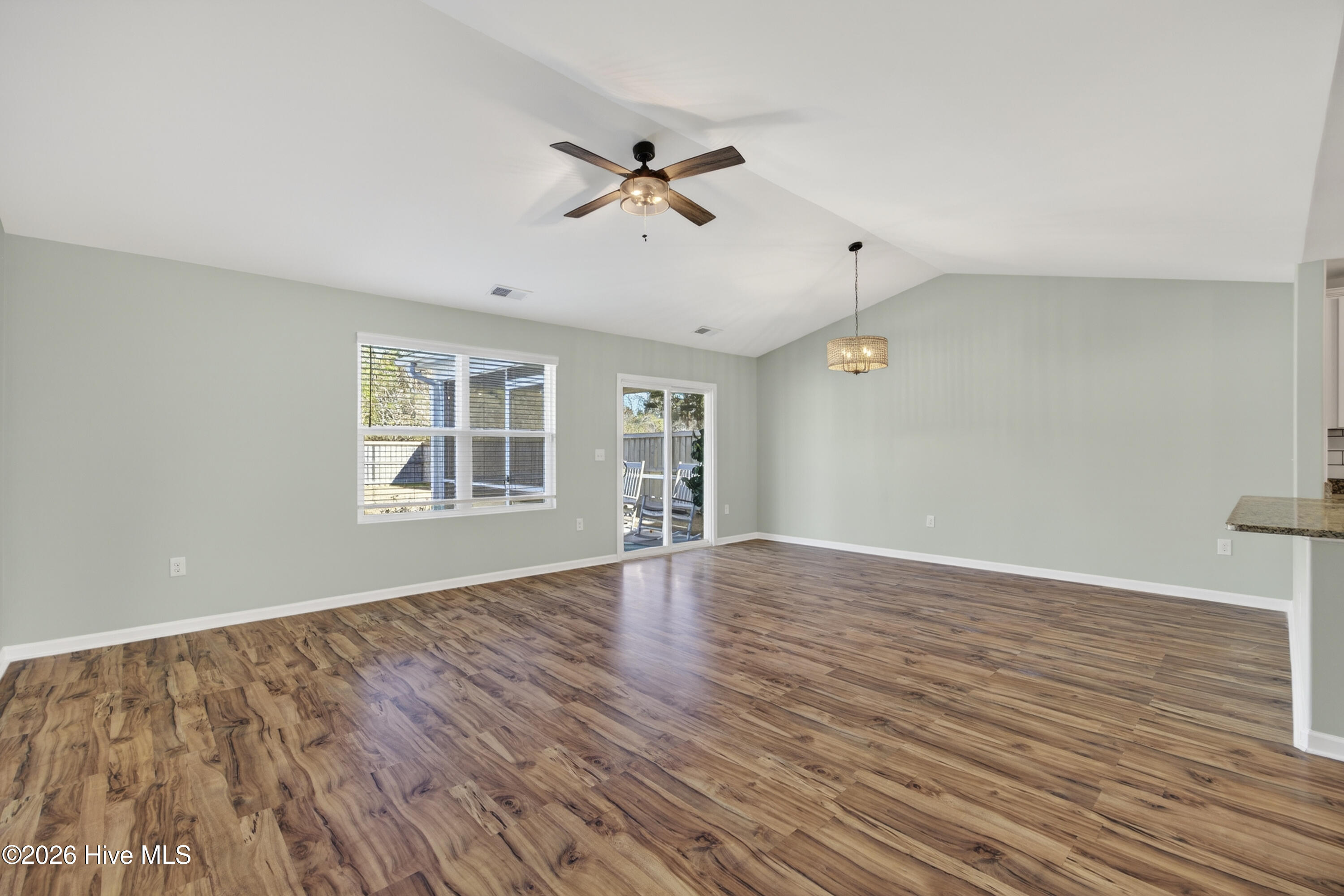 100553083 | Photo 11