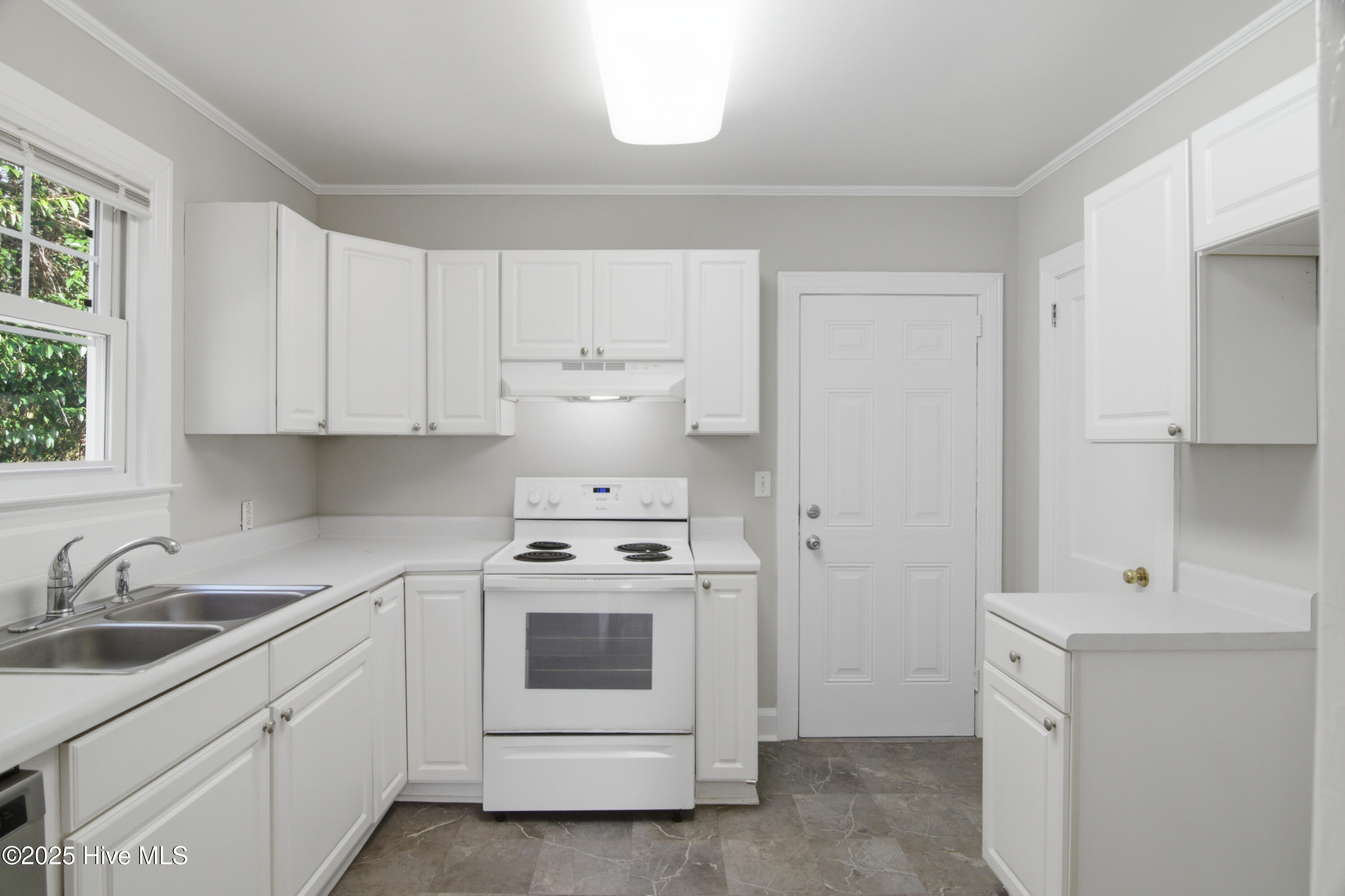 100546851 | Photo 11