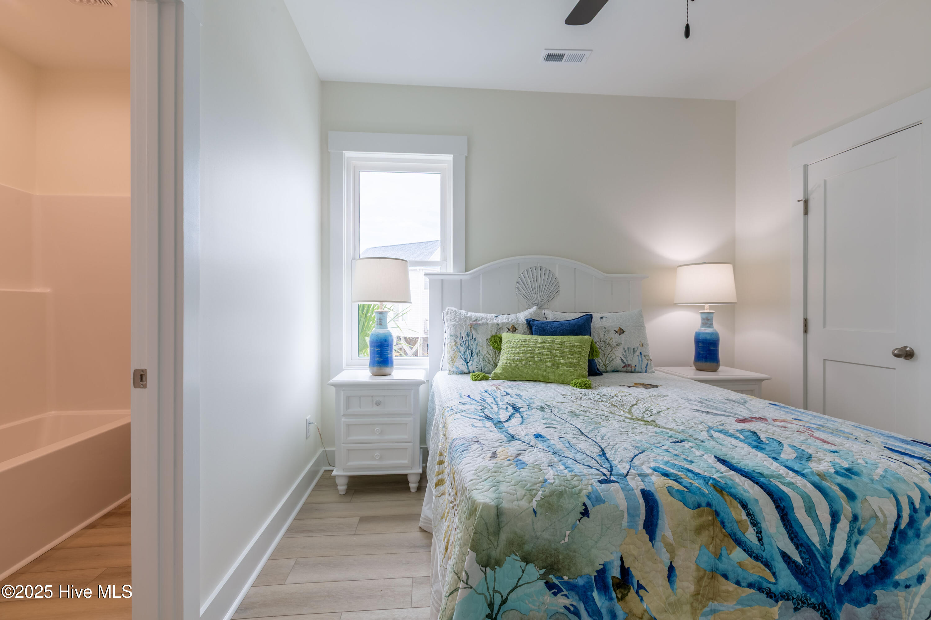 100545924 | Photo 35