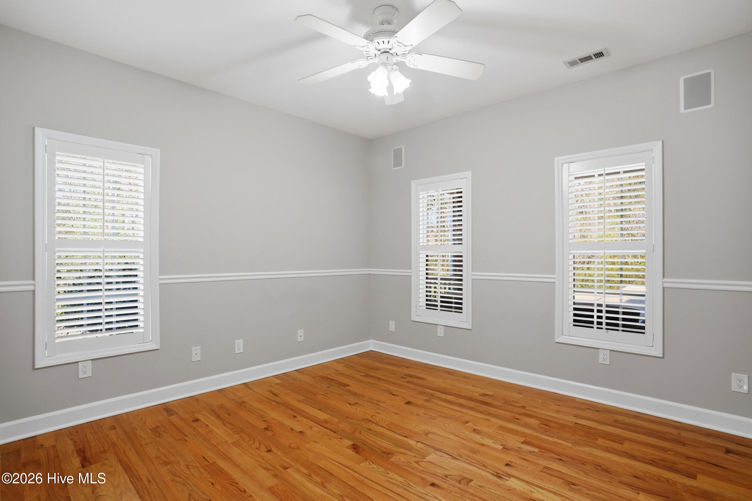 100563300 | Photo 28