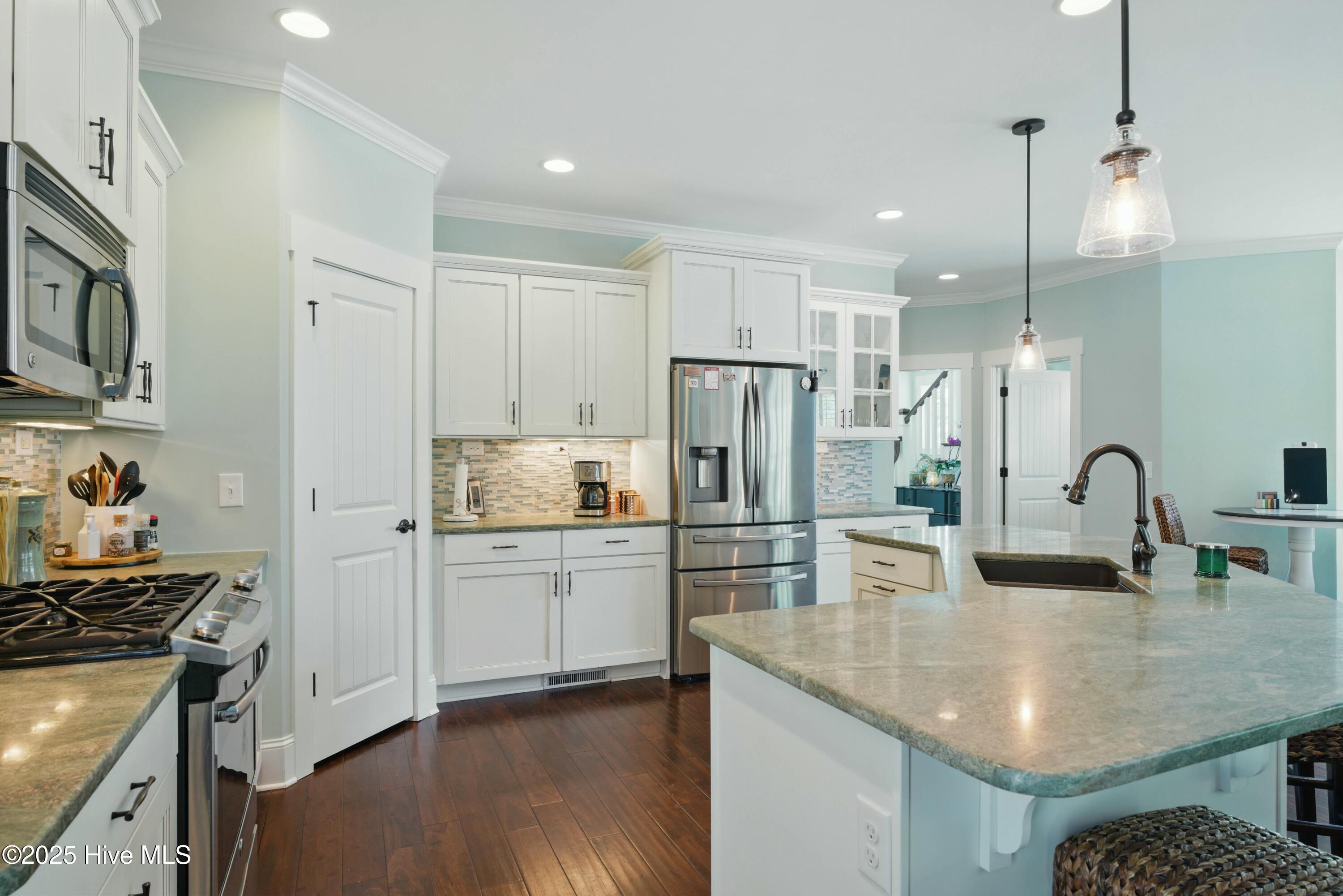 100560955 | Photo 12