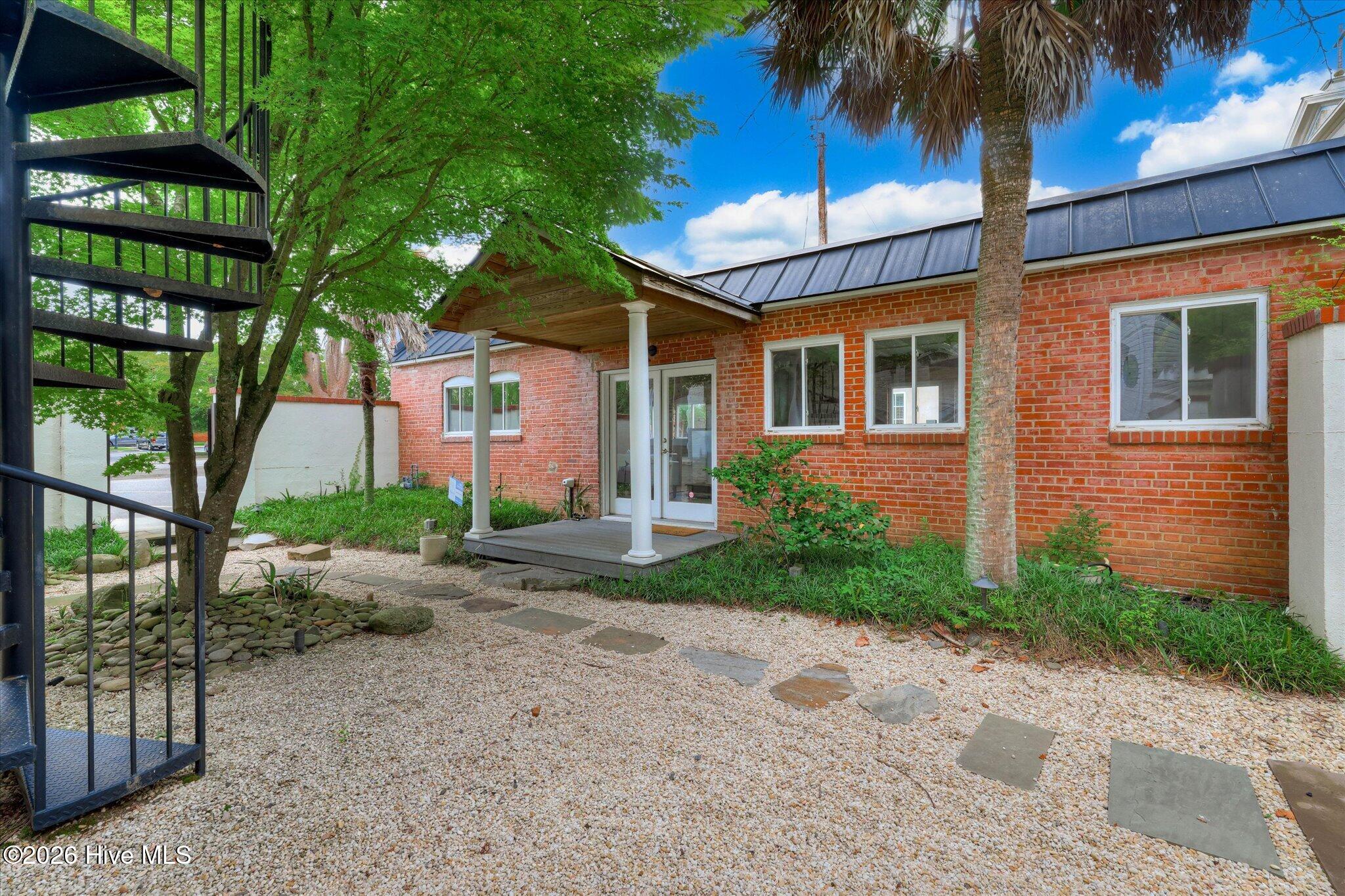 144 Fairfield entrance