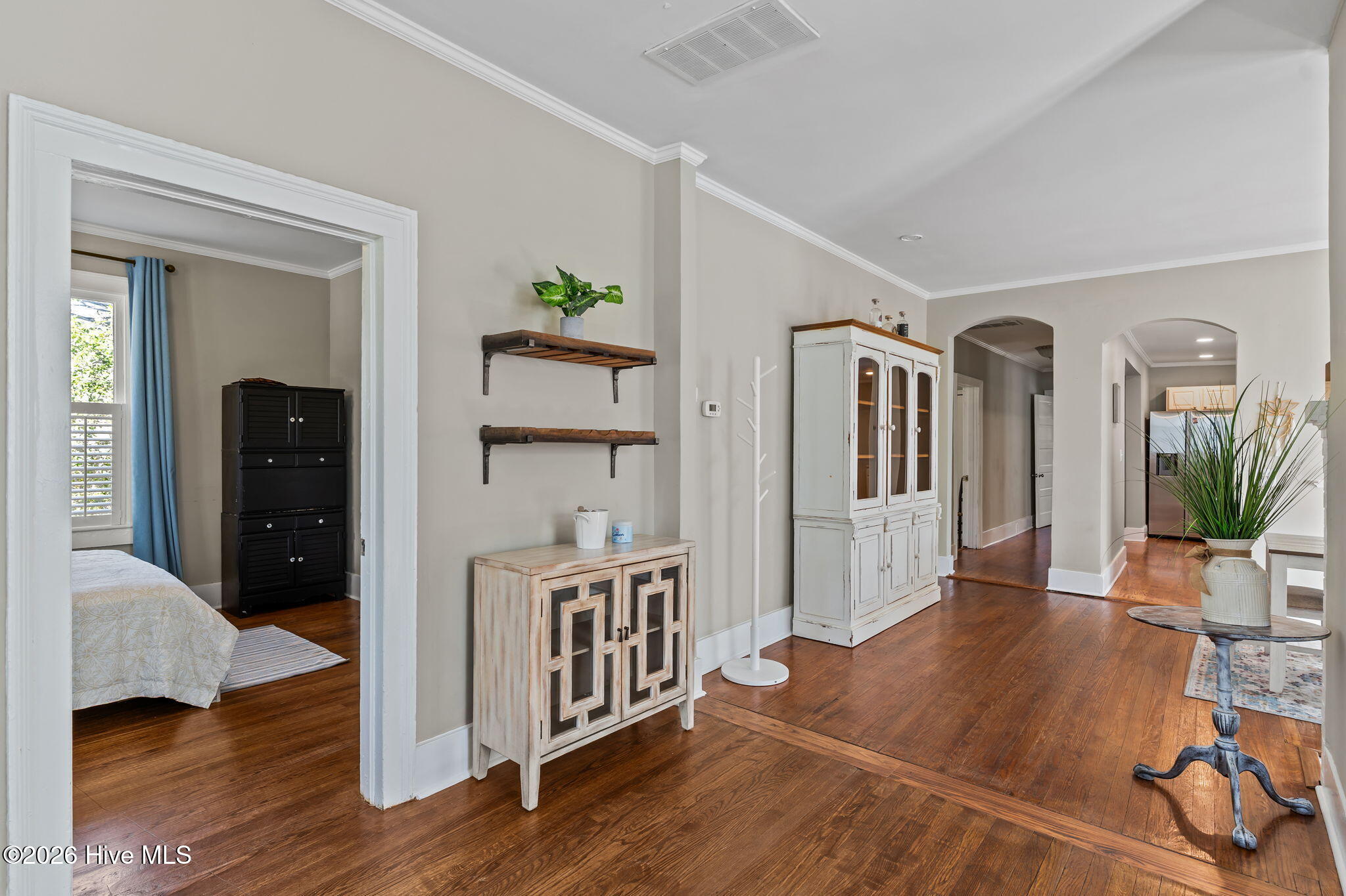 100561310 | Photo 10