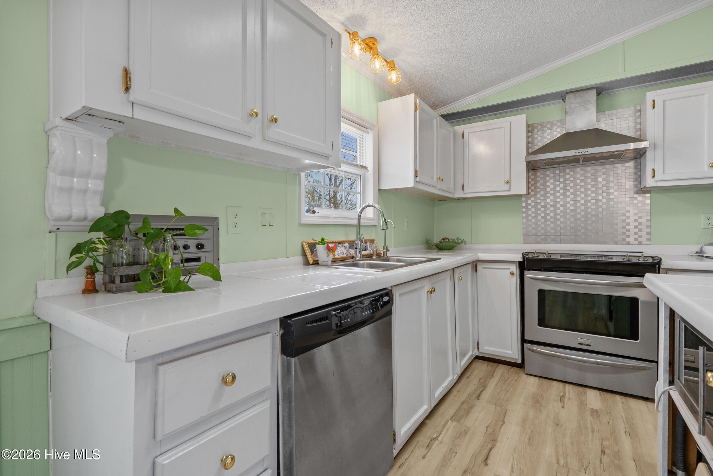 100562690 | Photo 19