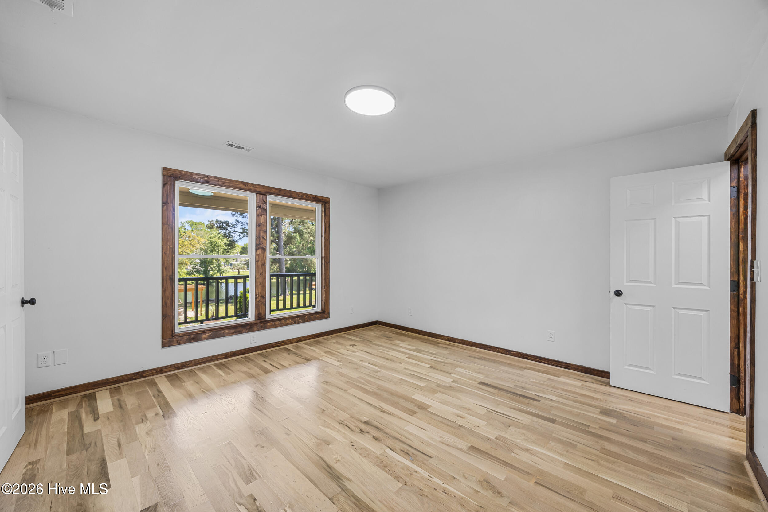 100568945 | Photo 28