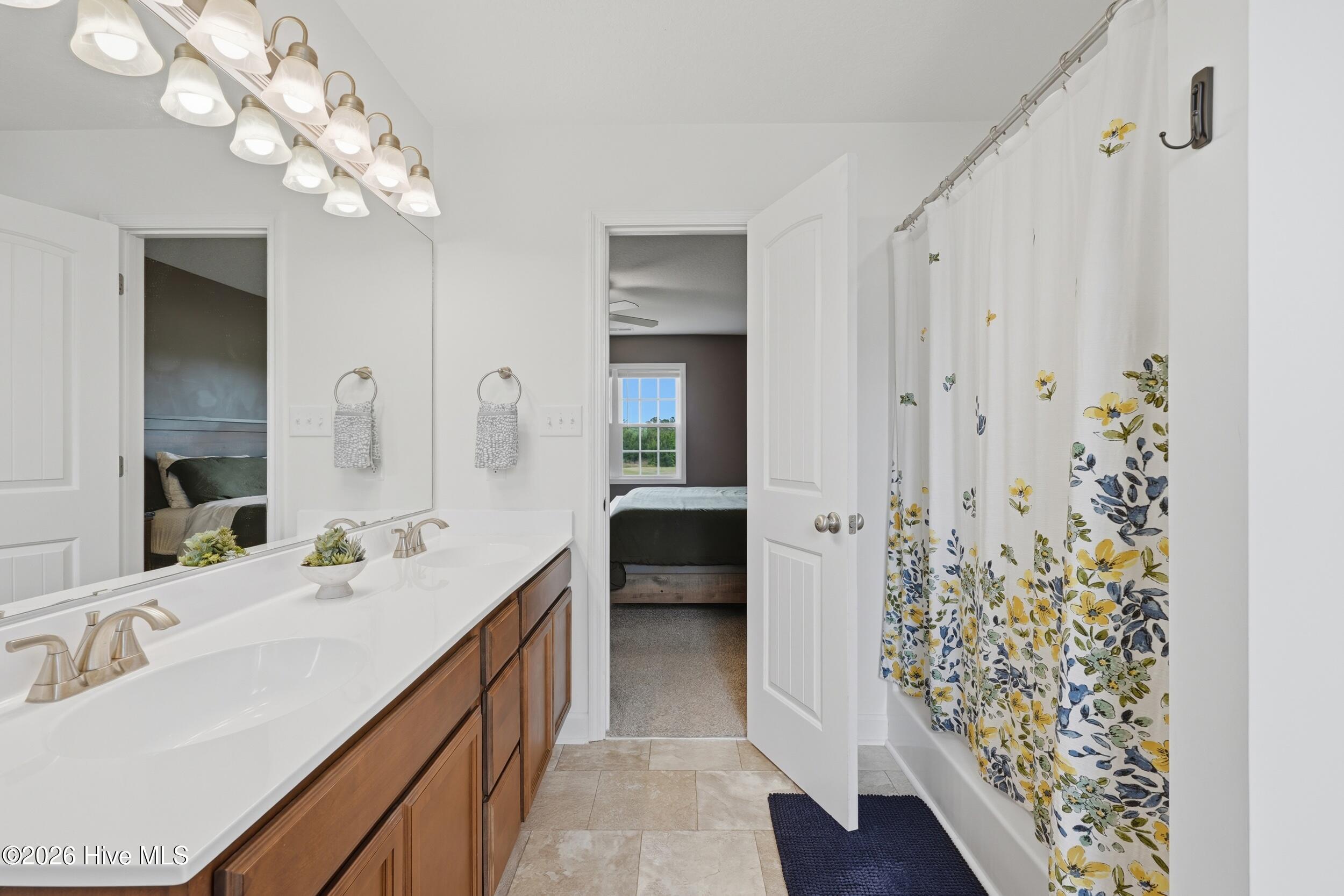 100570455 | Photo 11