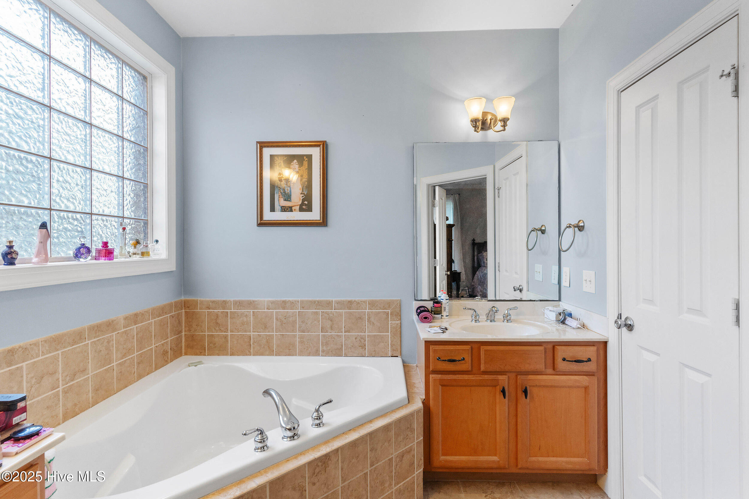 100570386 | Photo 12