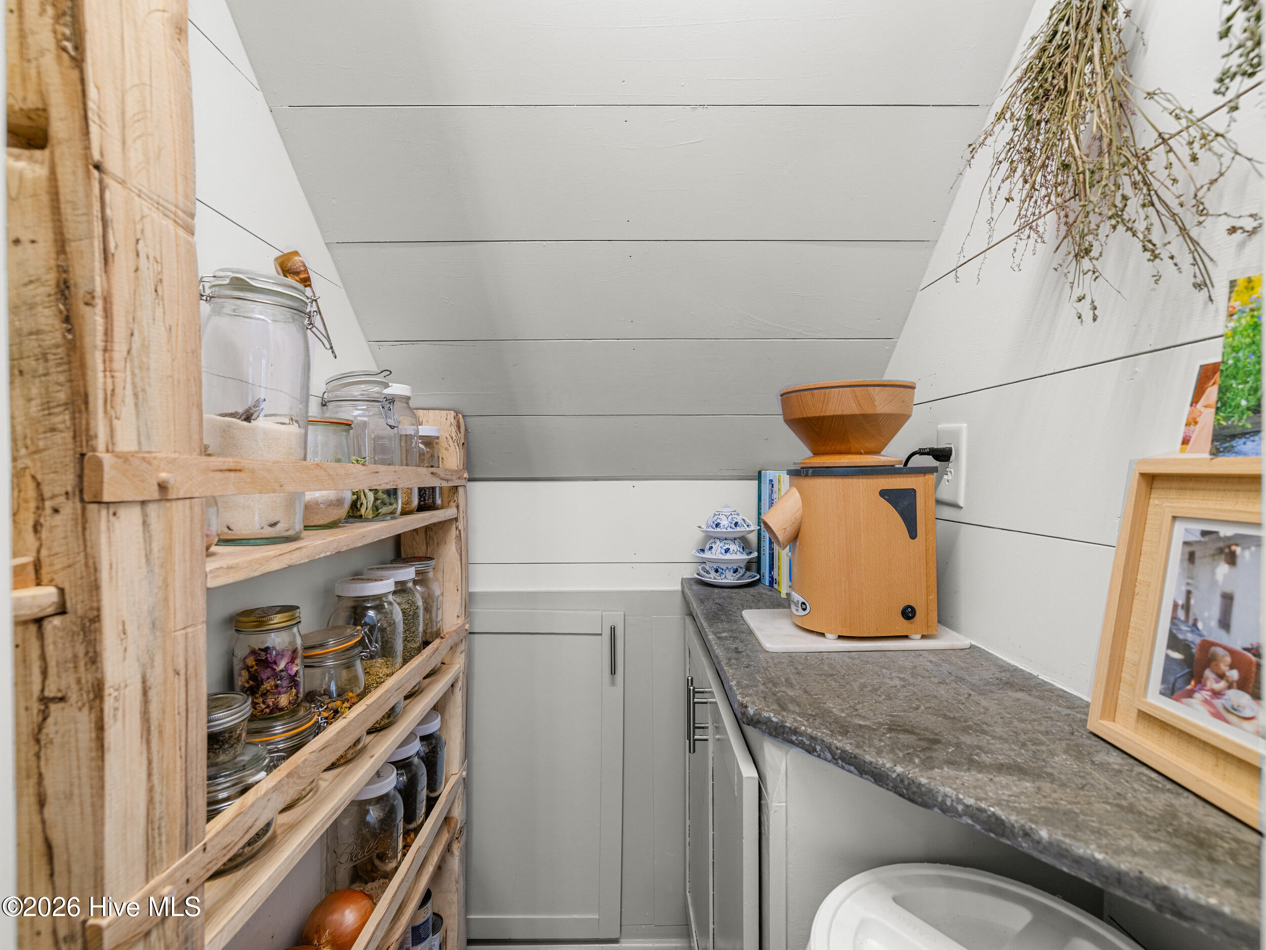 100558735 | Photo 14