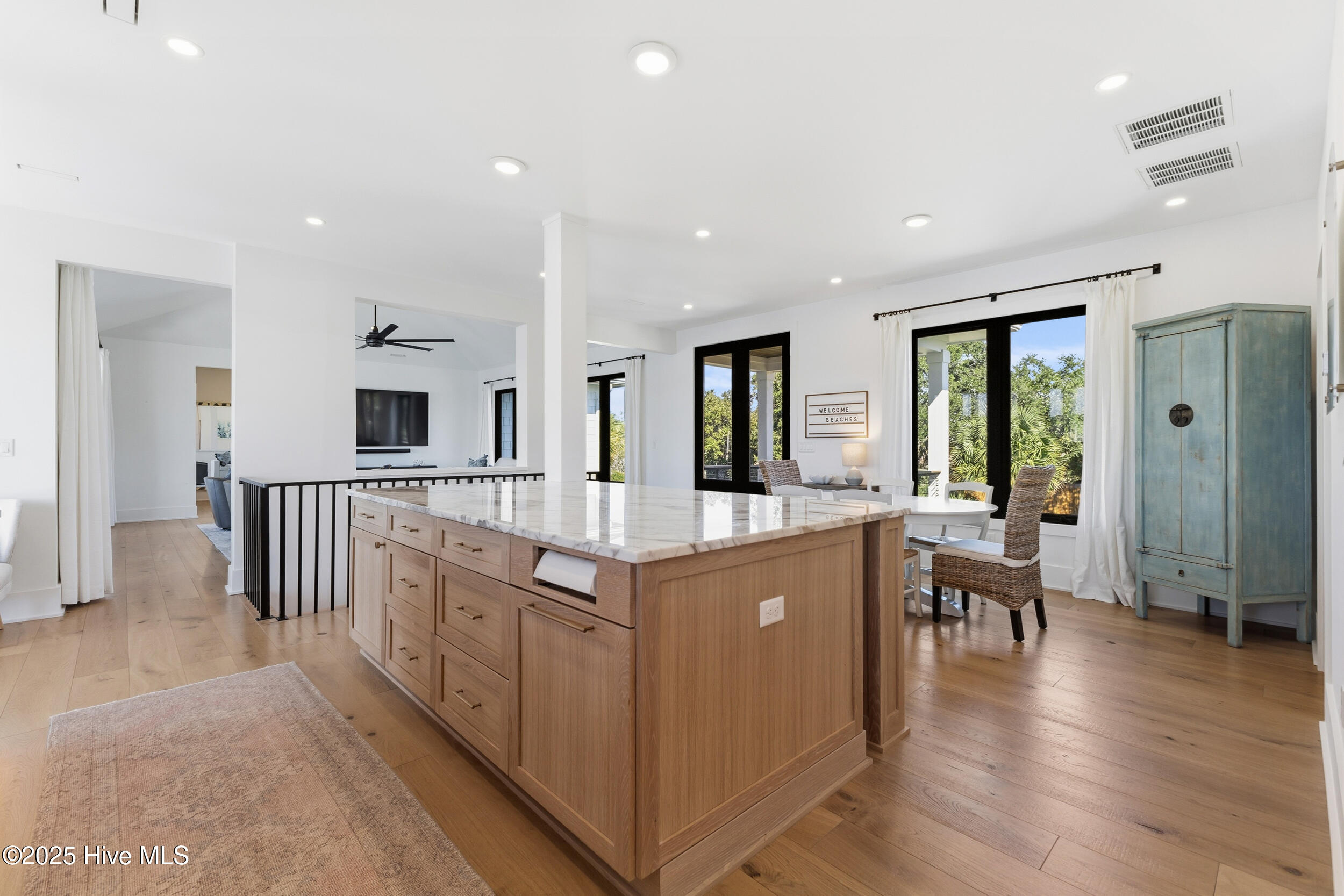 100541015 | Photo 58