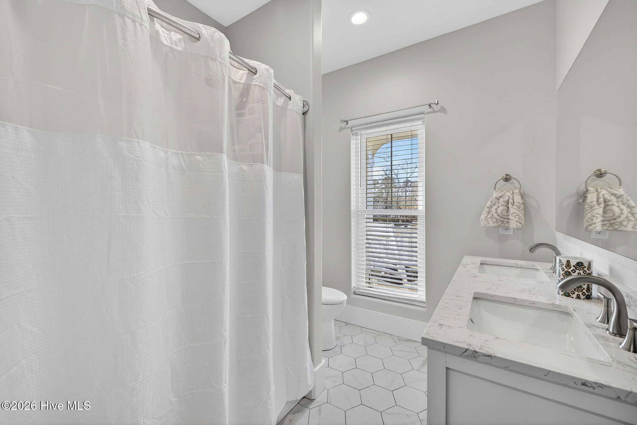 100552063 | Photo 40