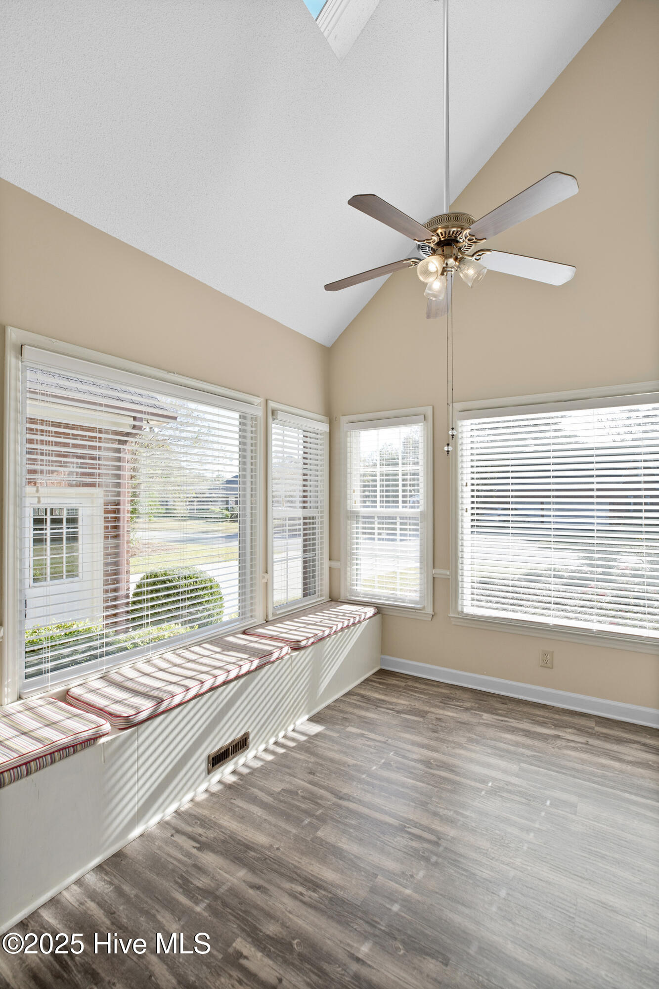 100541648 | Photo 15