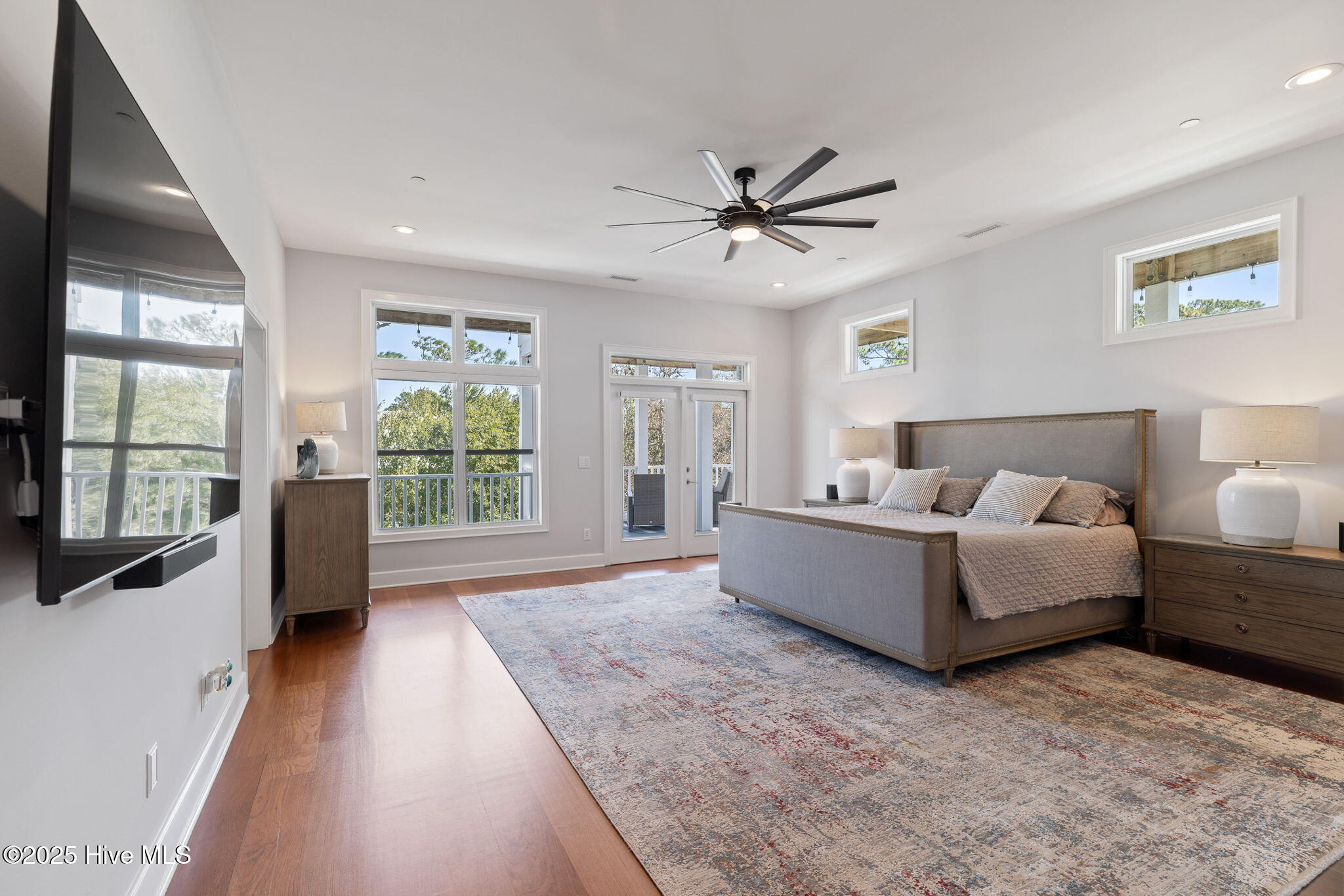 100548263 | Photo 35