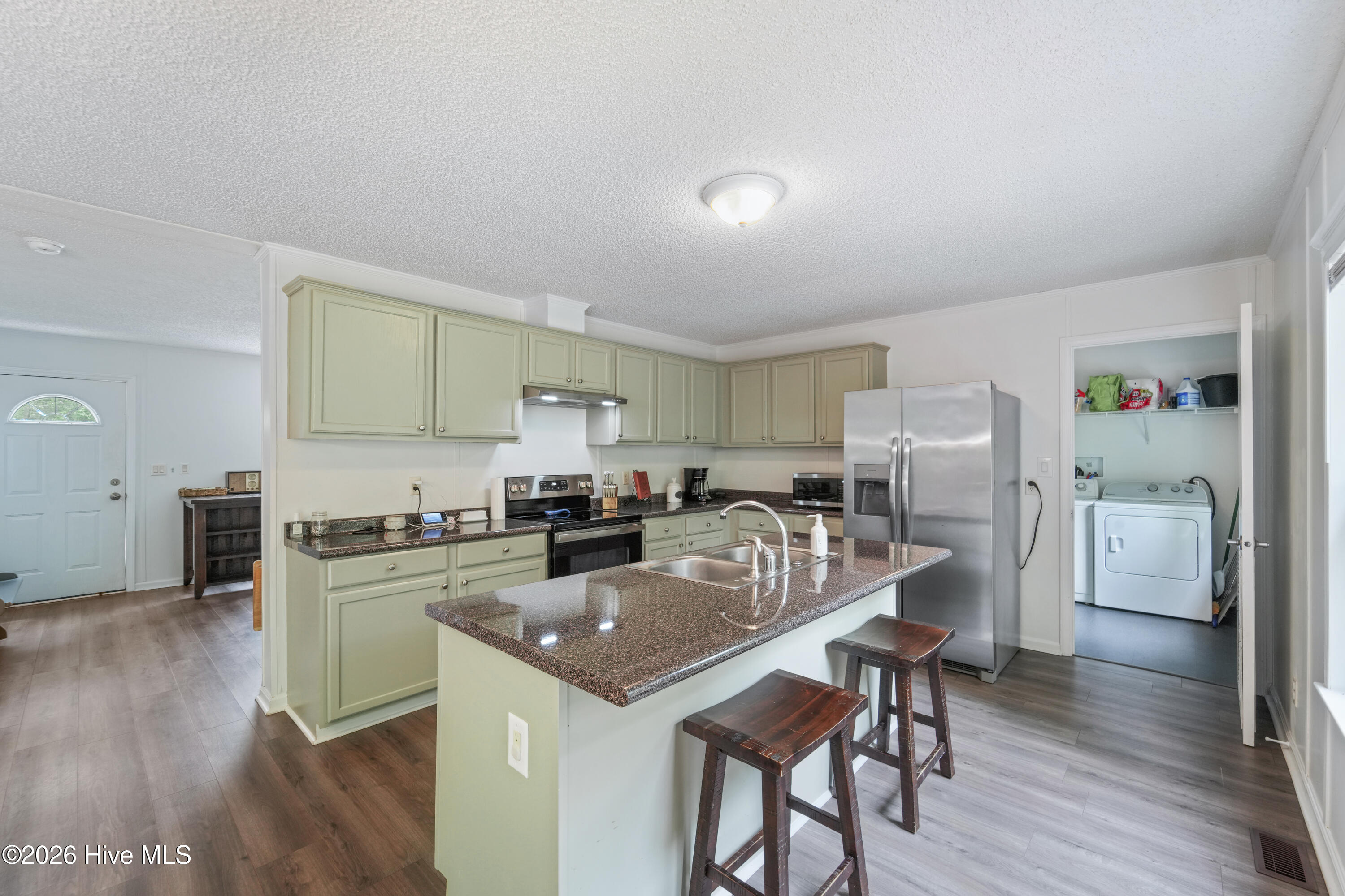 100570687 | Photo 21