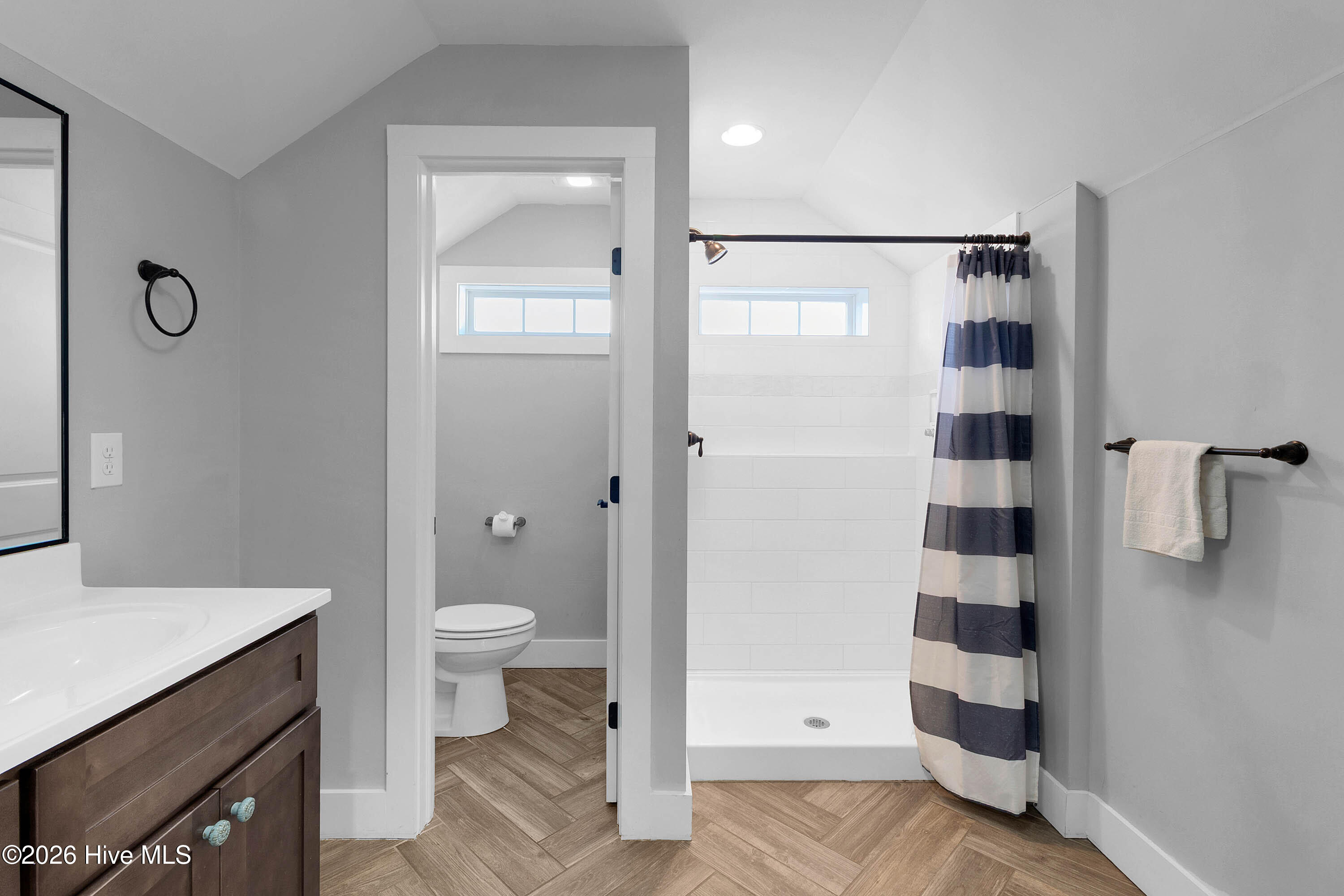 100550780 | Photo 46