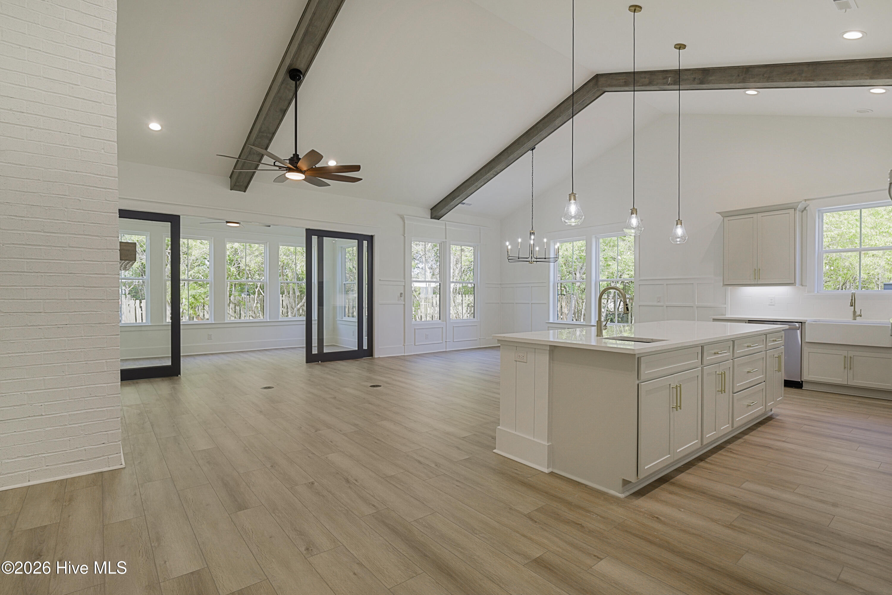 100547115 | Photo 21