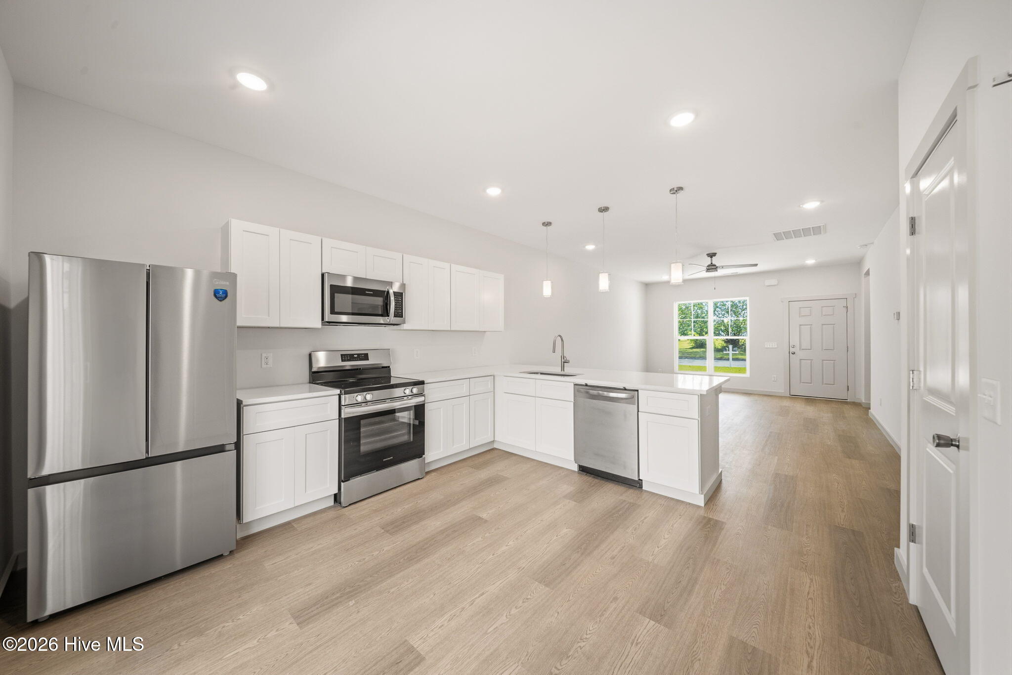 100562147 | Photo 40