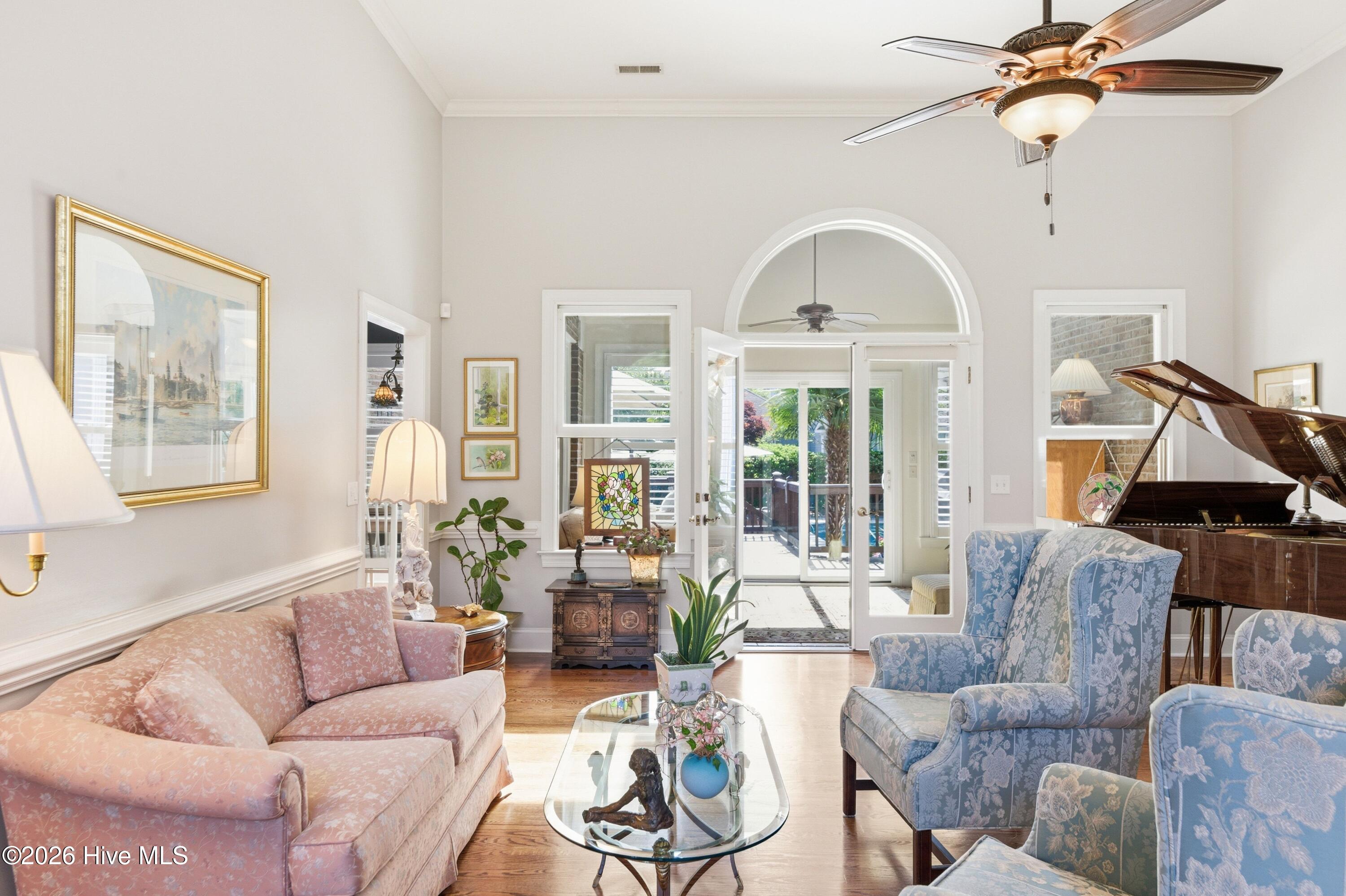 100568689 | Photo 33