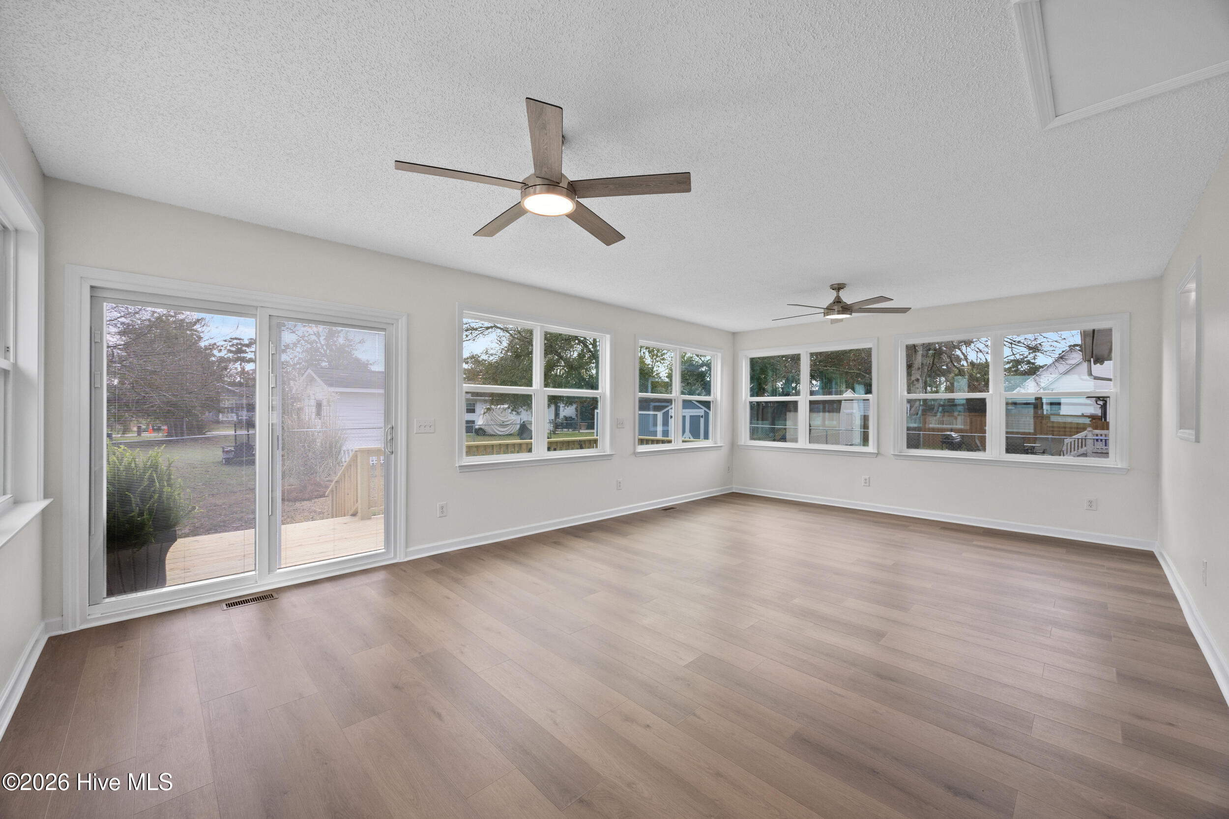 100559146 | Photo 25