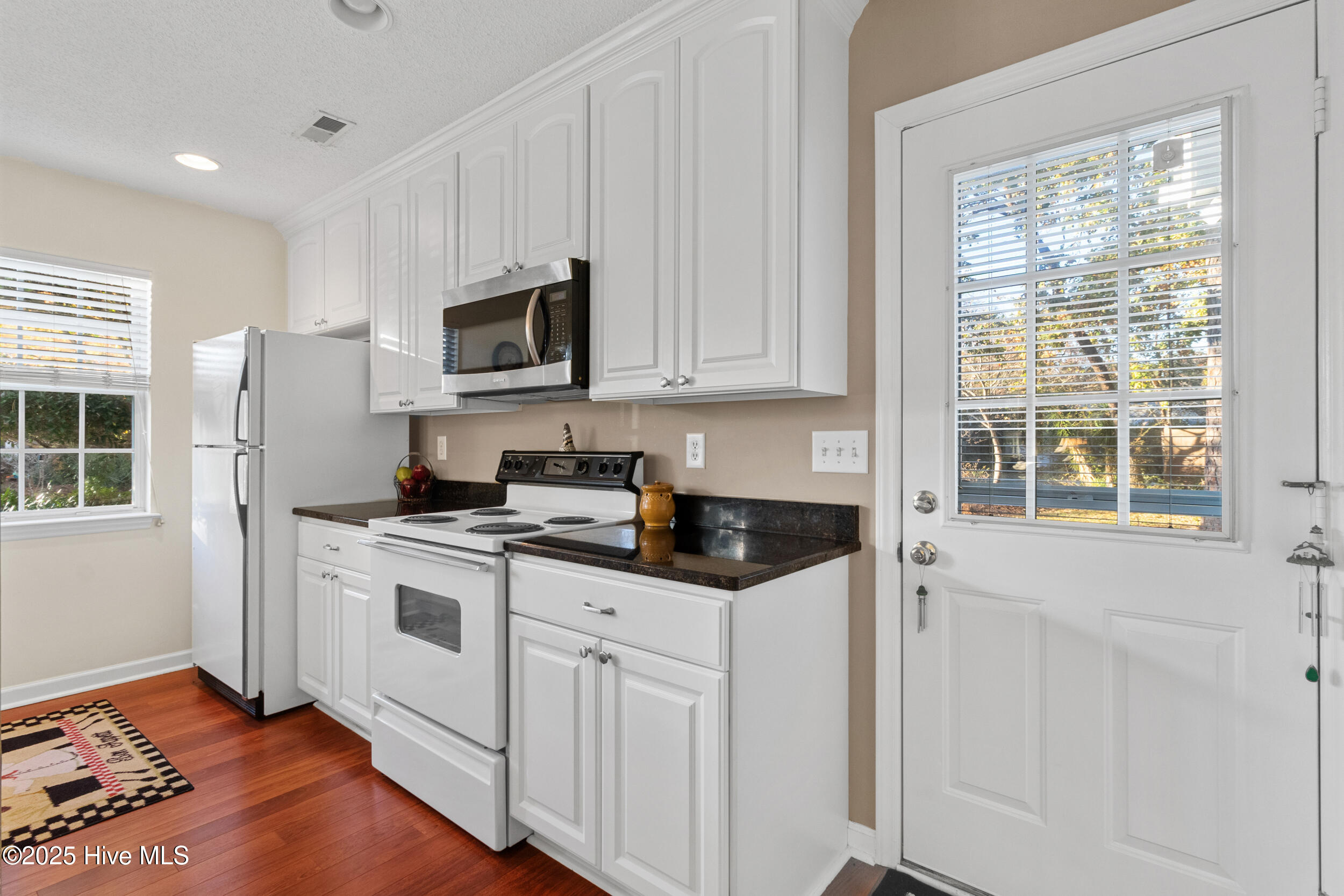 100540145 | Photo 15