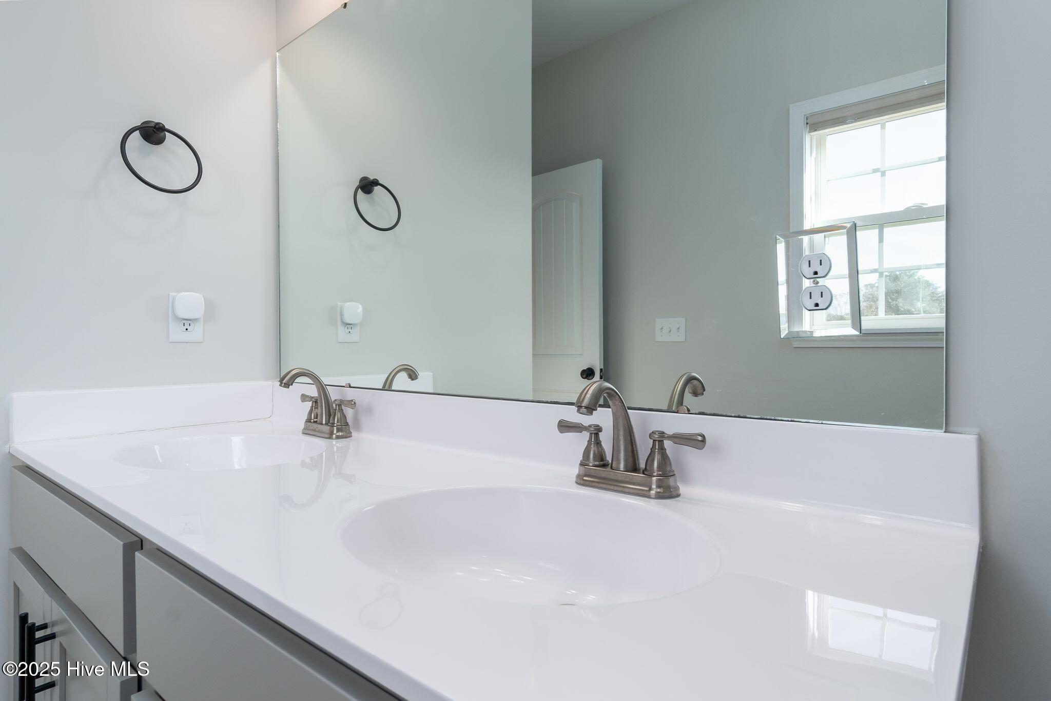 100543610 | Photo 23