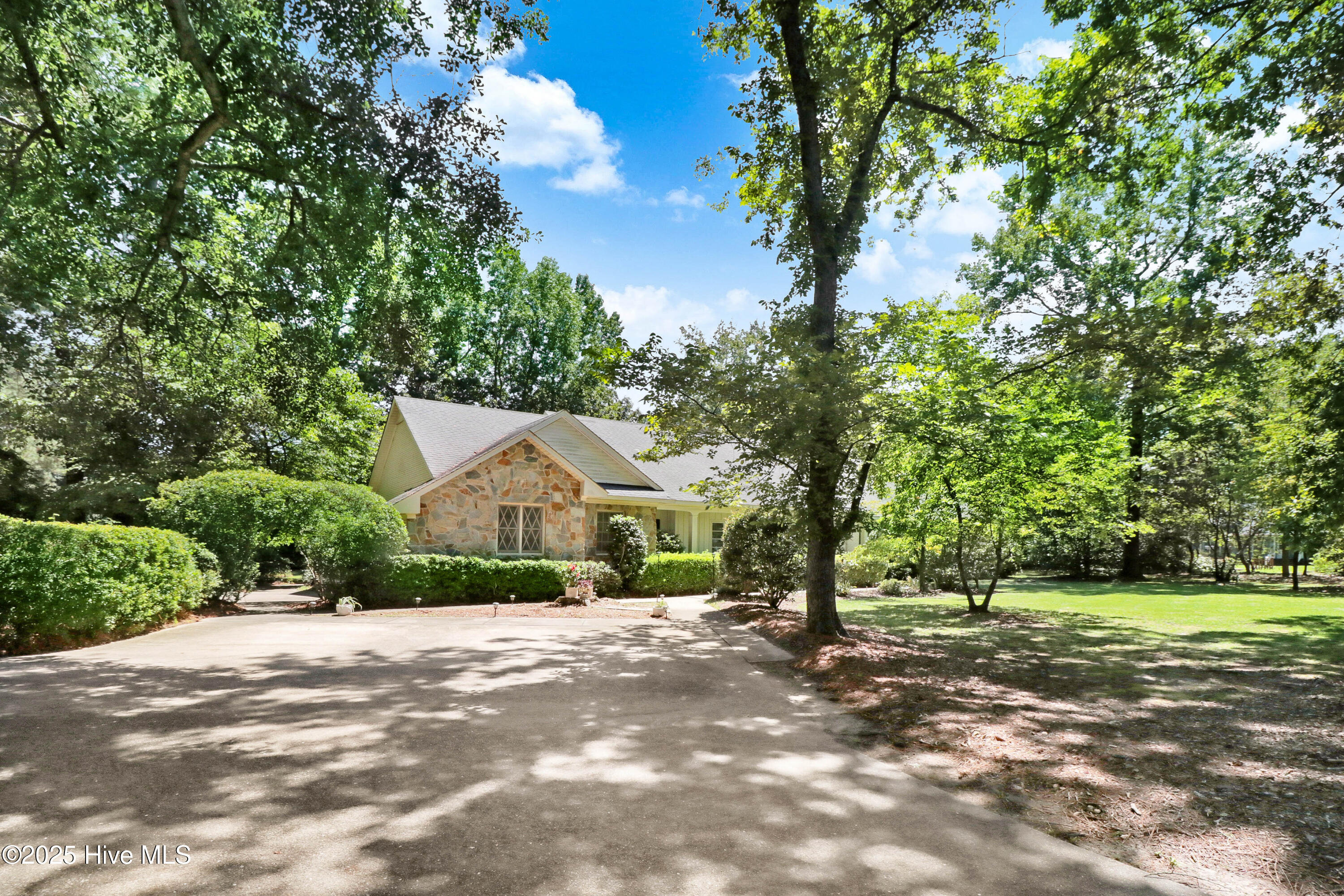 Homes for sale in Kinston, NC | 1601 Cambridge Dr, Kinston, NC 28504 | MLS# 100526325