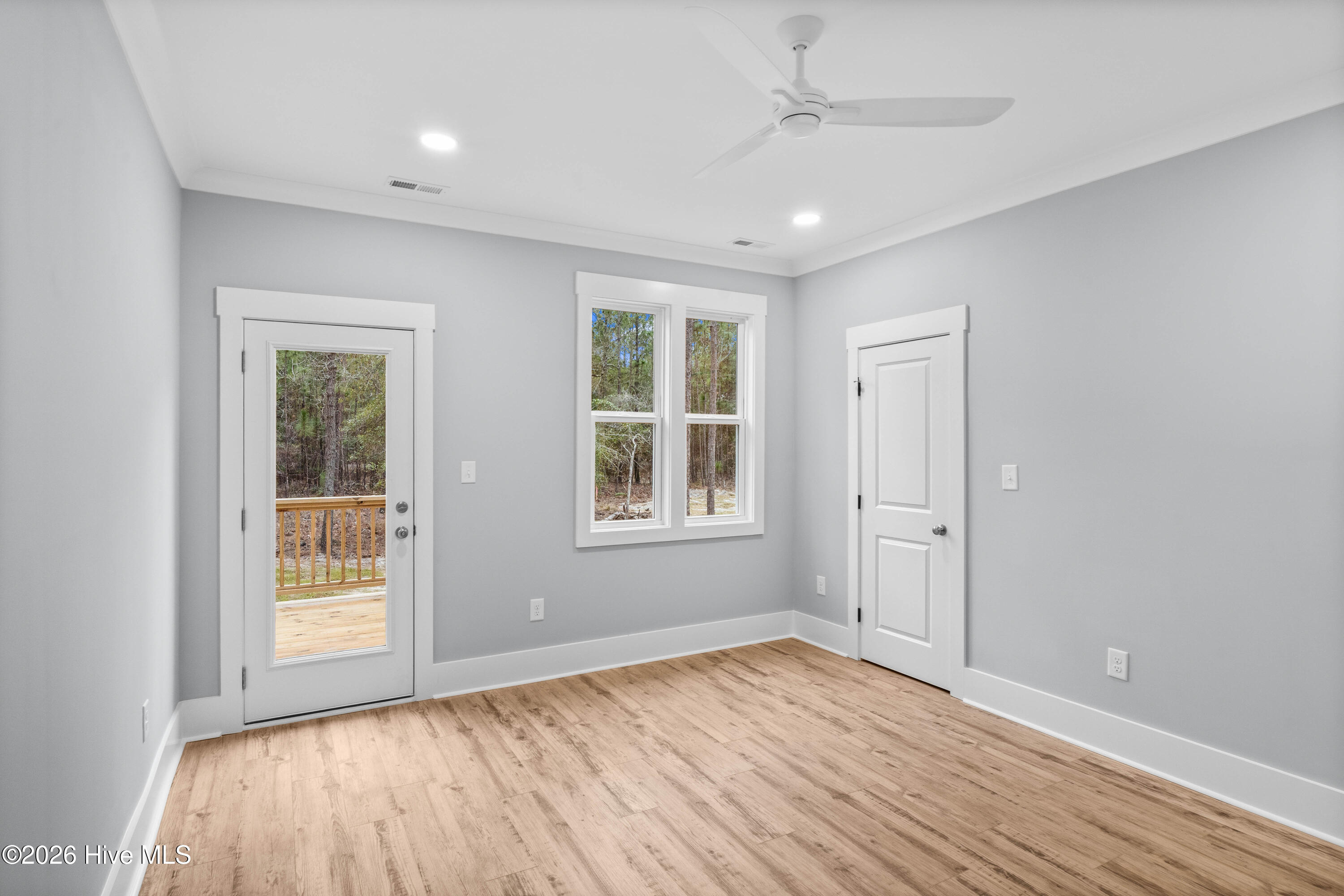 100523589 | Photo 23