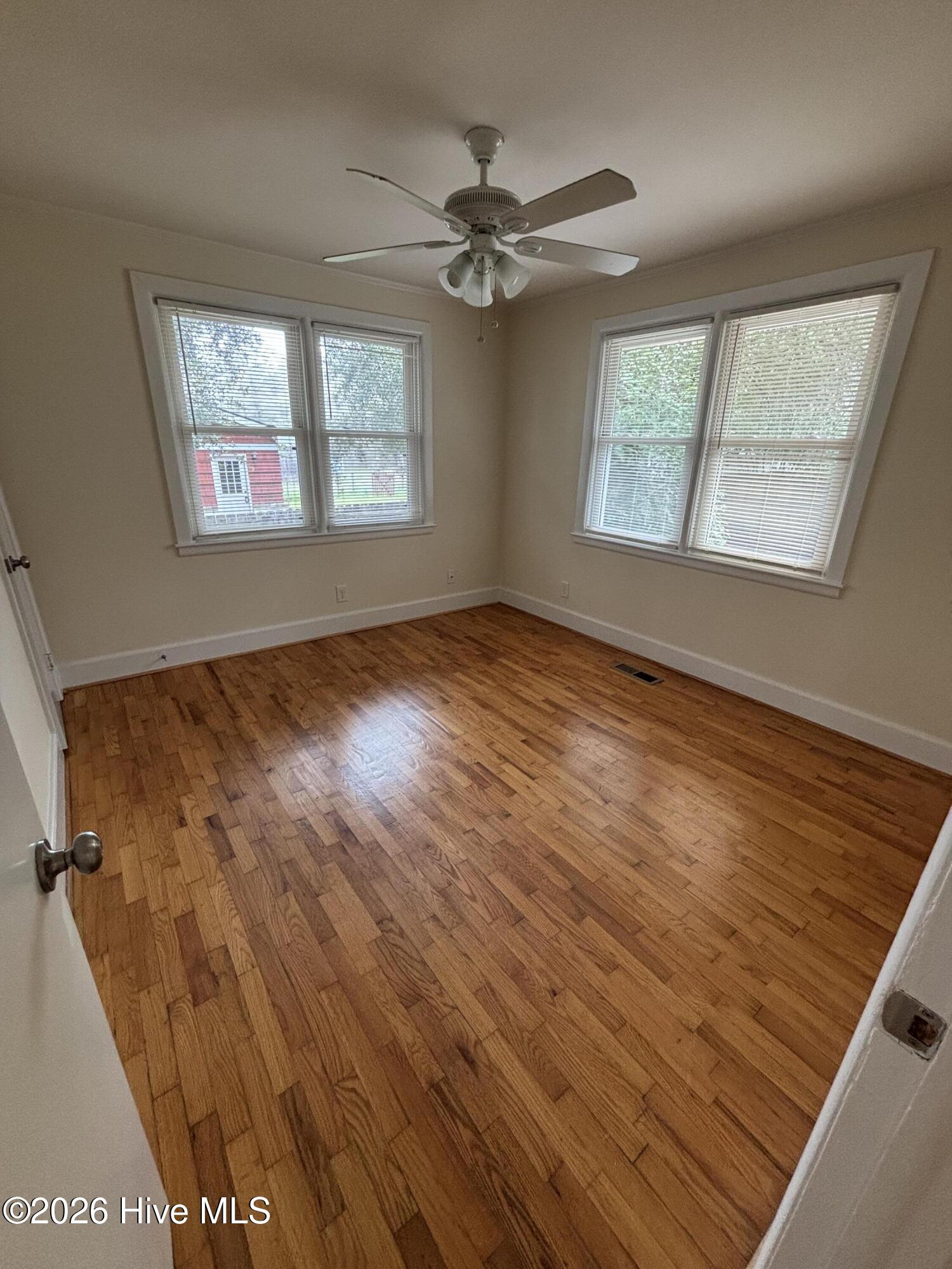 100561004 | Photo 22