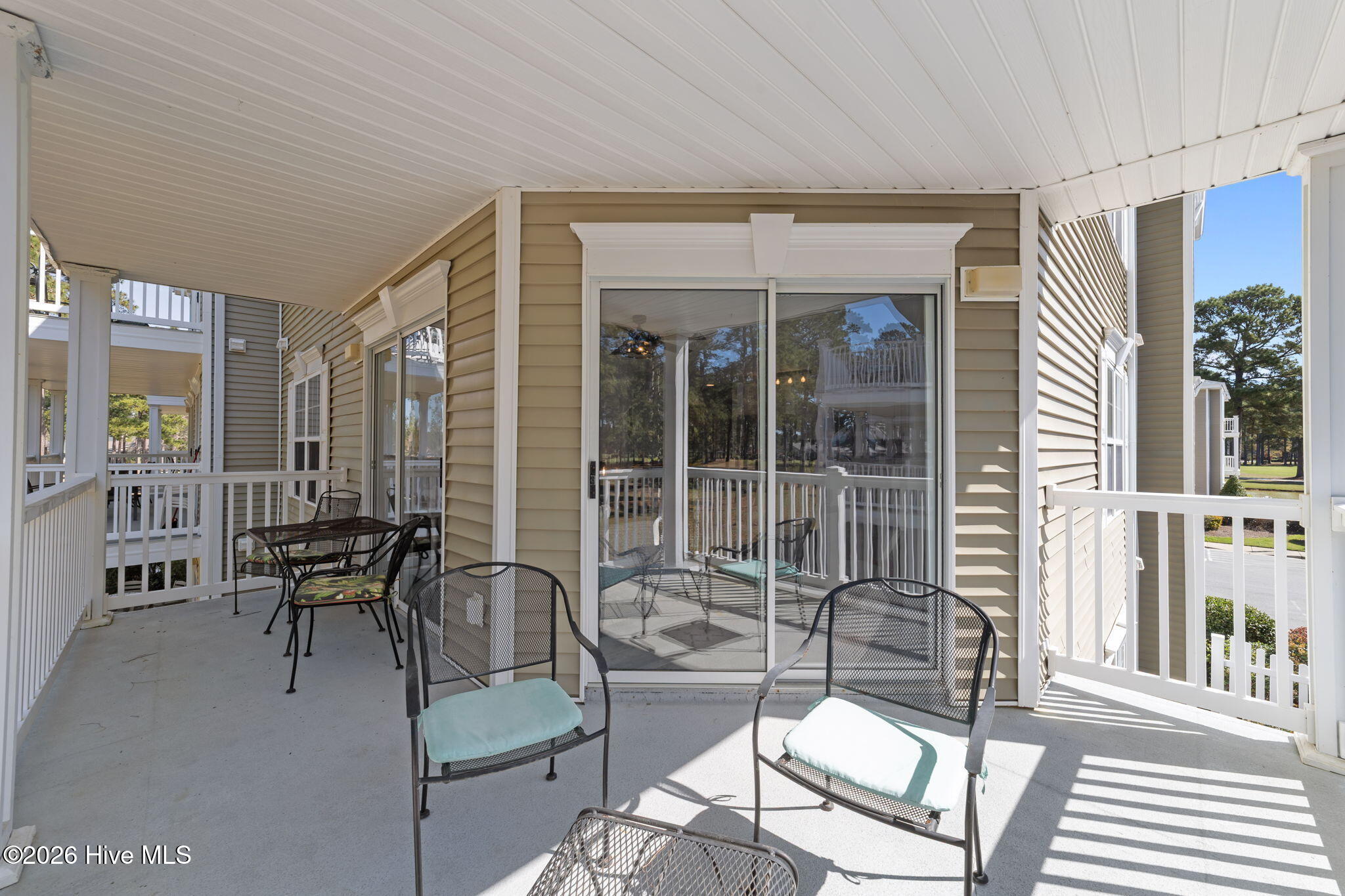 100561049 | Photo 24