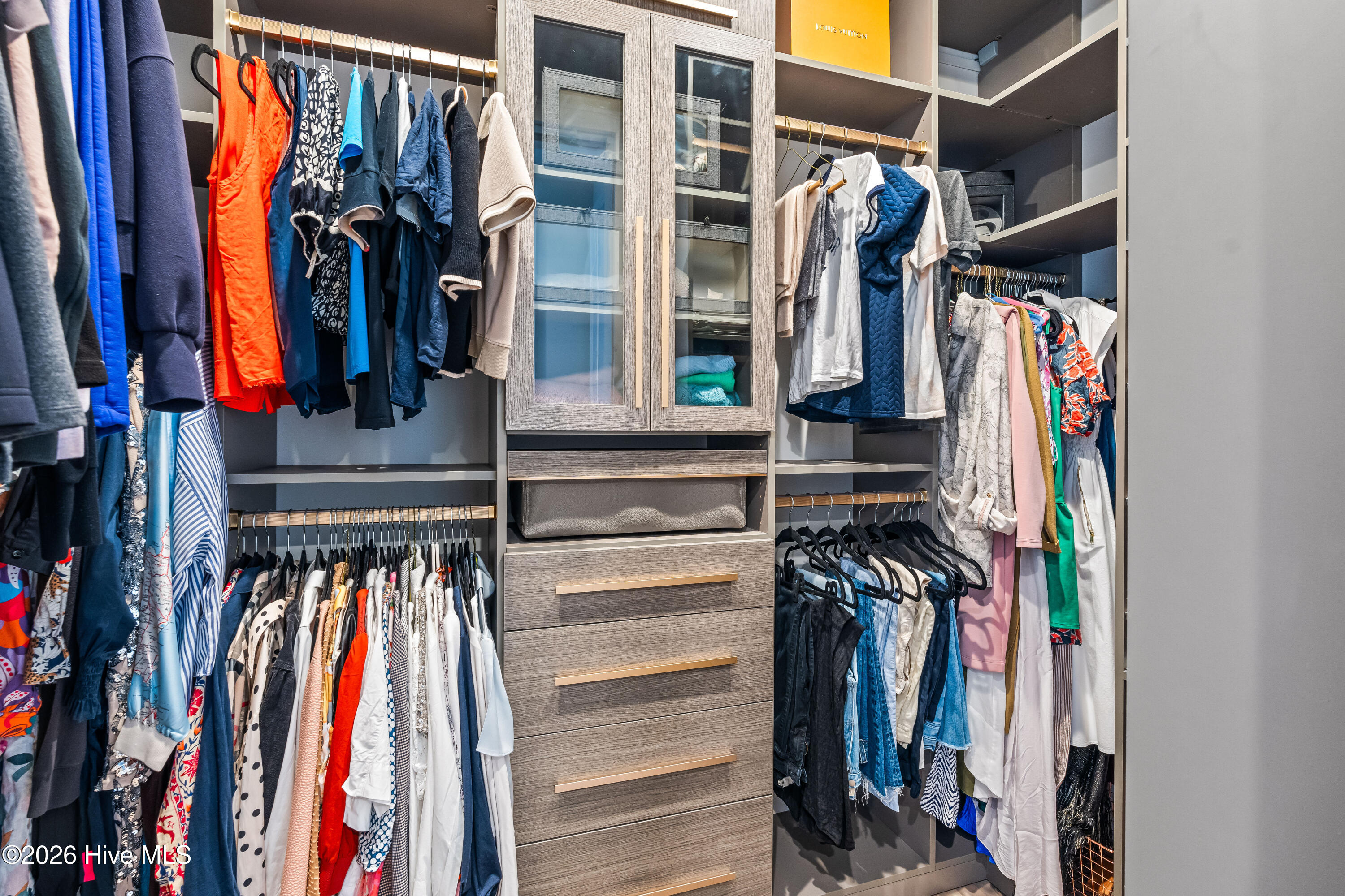 100567165 | Photo 51